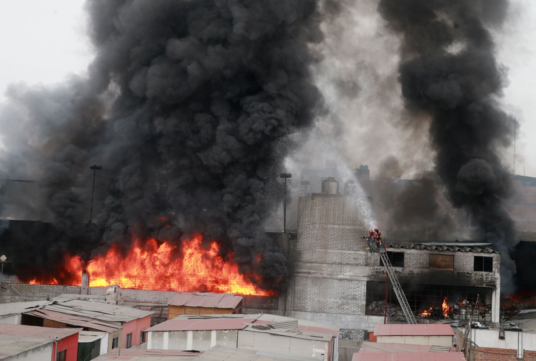 Más de 200 bomberos combaten el incendio en el Cercado de Lima. ANDINA/Vidal Tarqui