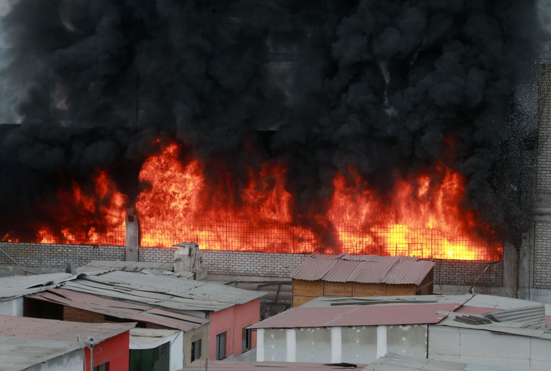Incendio se registra en la cuadra 6 de la avenida Oscar R. Benavides, Cercado de Lima. ANDINA/Vidal Tarqui