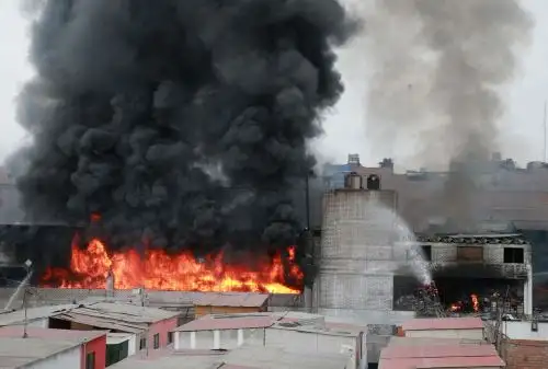 Incendio se registra en la cuadra 6 de la avenida Oscar R. Benavides, Cercado de Lima. ANDINA/Vidal Tarqui