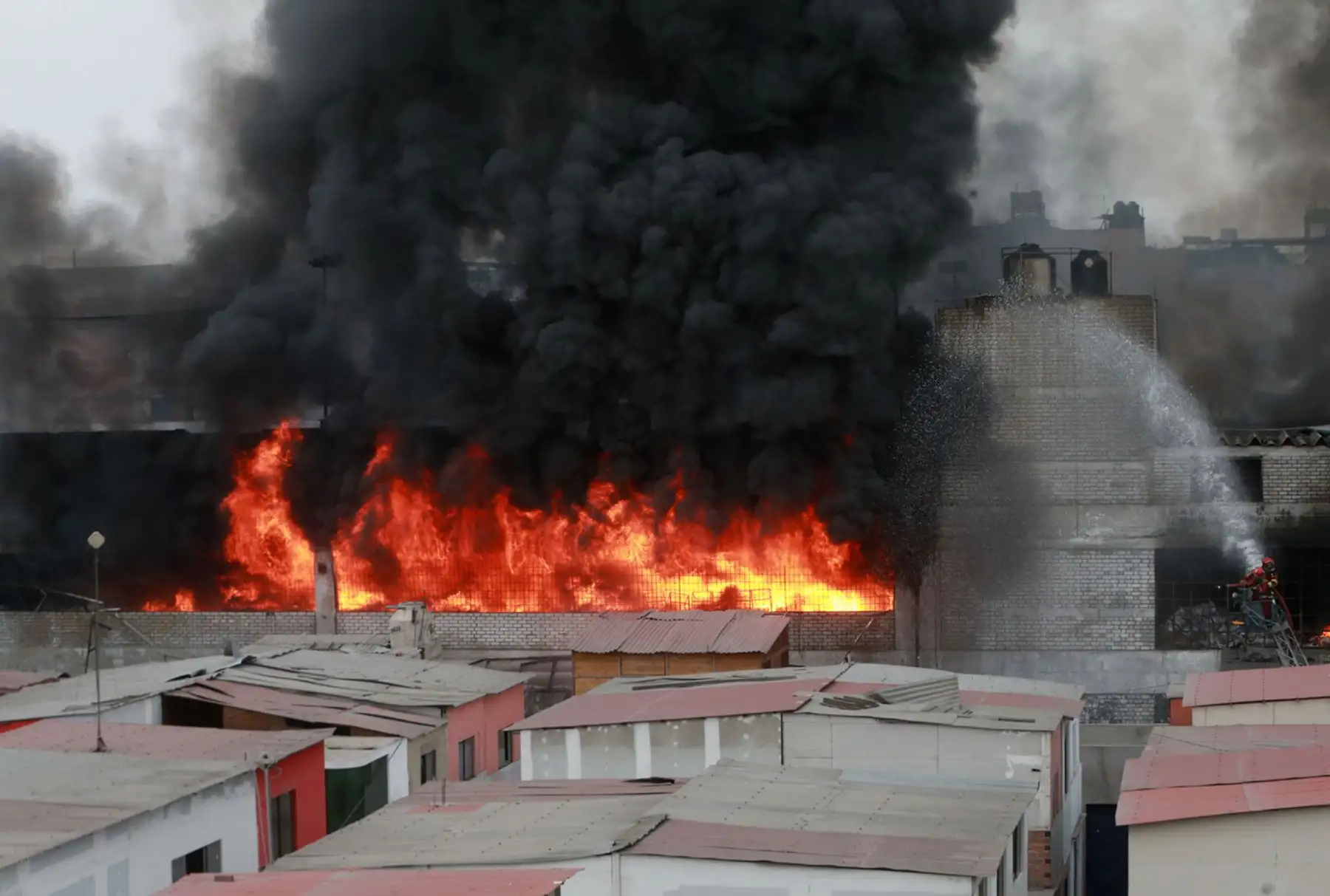 LIMA,PERÚ-DICIEMBRE 24. Incendio en fabrica de plásticos en la  Av. Colonial. Foto: ANDINA/Vidal Tarqui