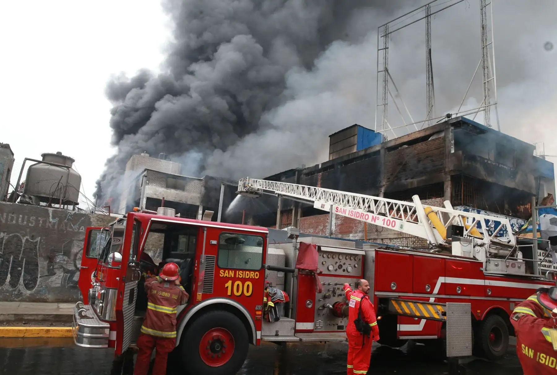 LIMA,PERÚ-DICIEMBRE 24. Incendio en fabrica de plásticos en la  Av. Colonial. Foto: ANDINA/Vidal Tarqui