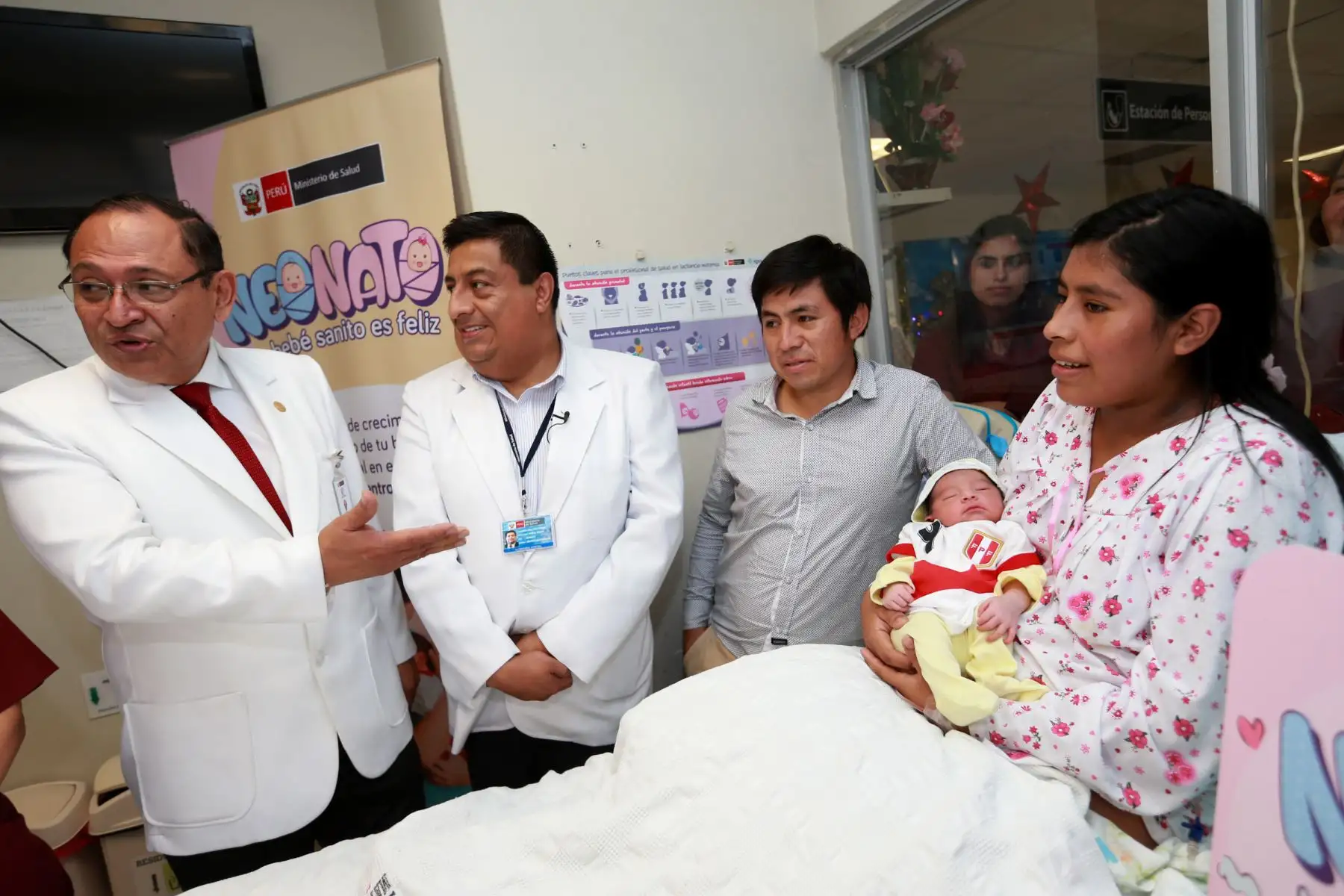 Recién nacido en ex Maternidad de Lima vistió camiseta peruana. ANDINA/Norman Córdova