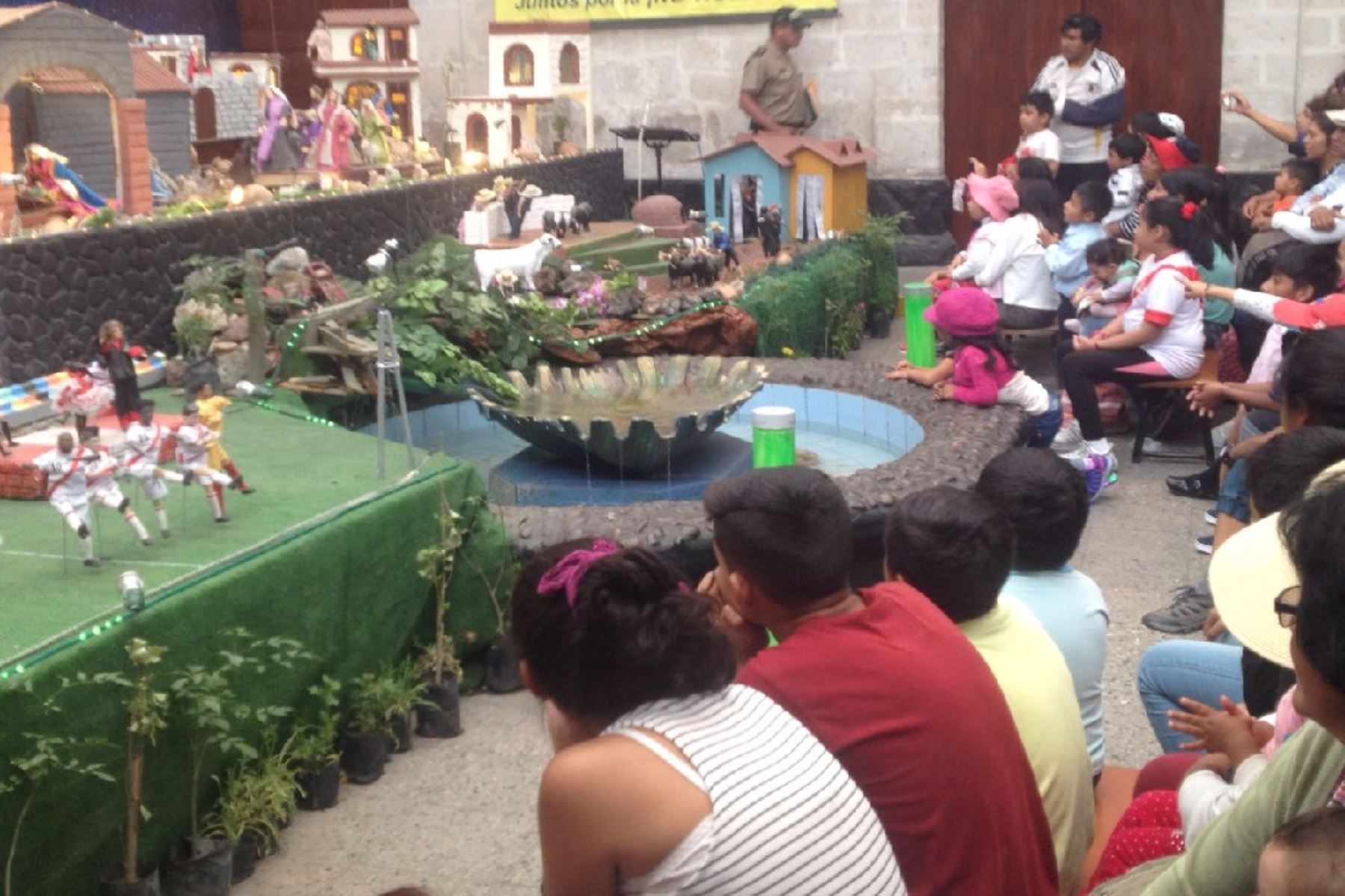 Arequipeños visitan el nacimiento mecatrónico de la Policial Nacional. ANDINA