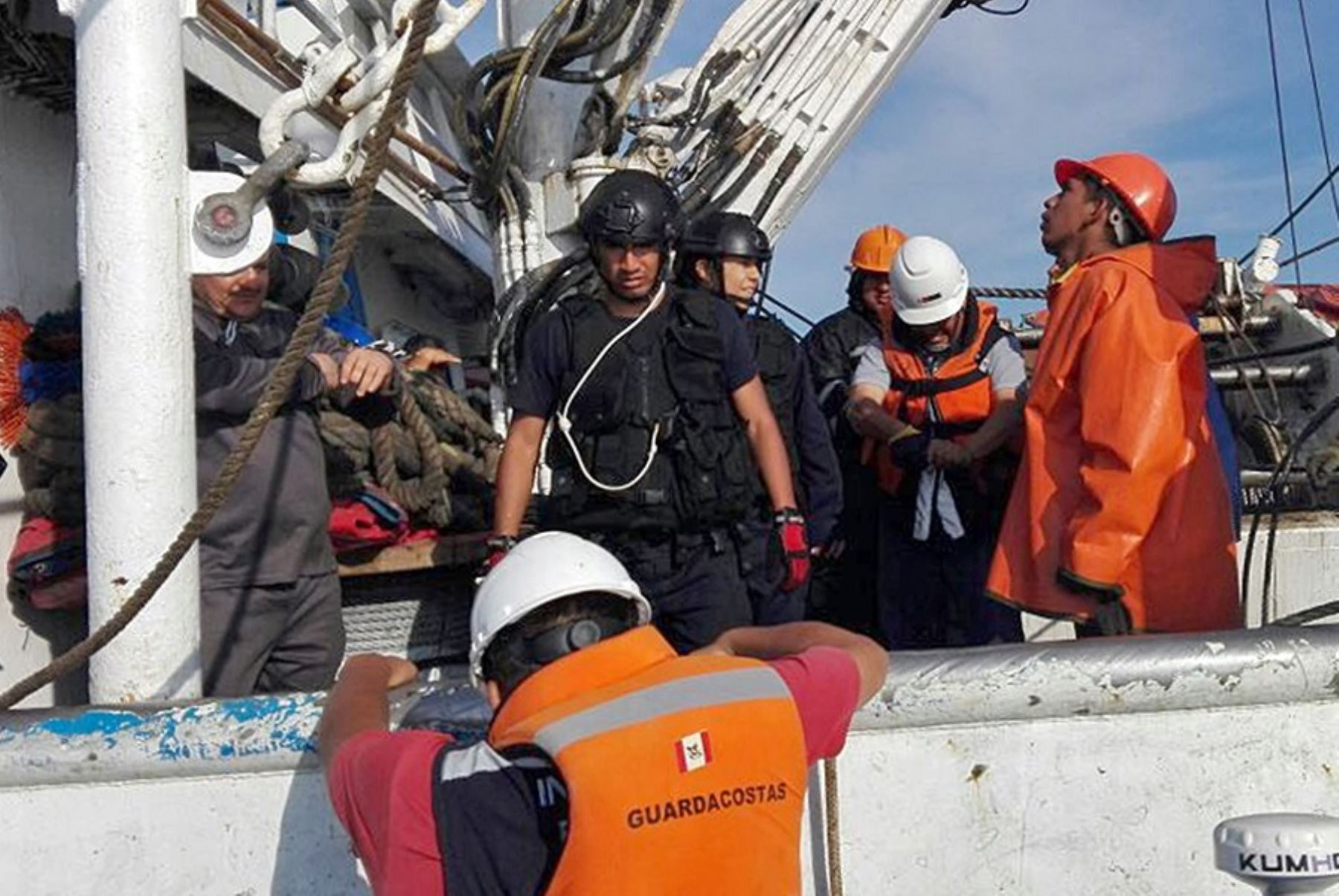 Intervención a navío ecuatoriano sin autorización para pescar bonito. Foto: Cortesía.