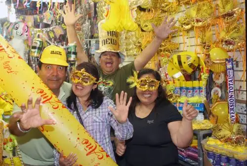 Prendas amarillas invaden zona comercial de Mesa Redonda. Foto: ANDINA/Héctor Vinces