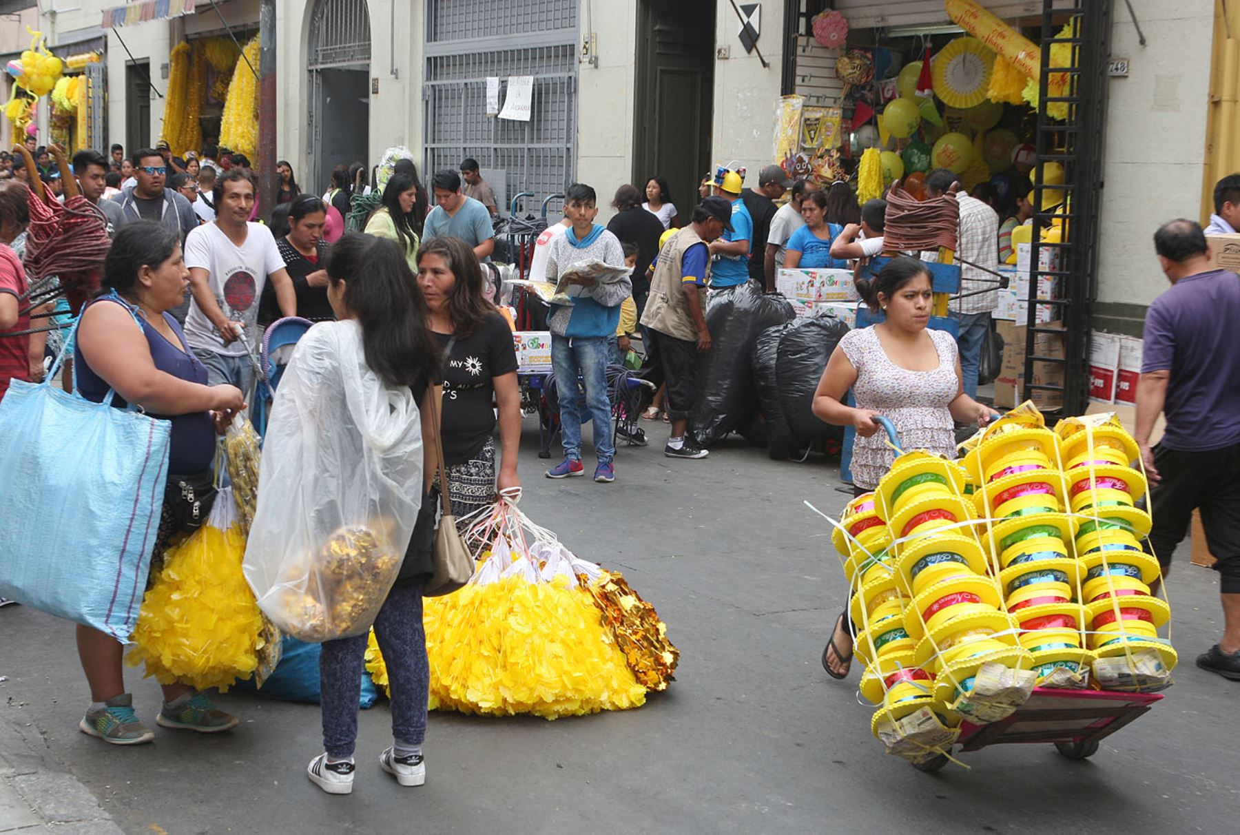 Prendas amarillas invaden zona comercial de Mesa Redonda. Foto: ANDINA/Héctor Vinces