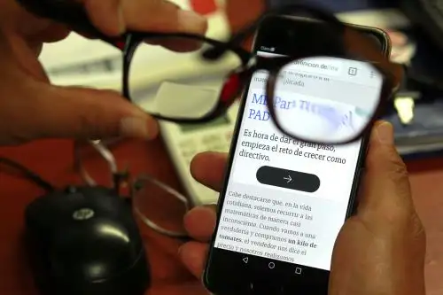 Navegando en los celulares ANDINA/Dante Zegarra