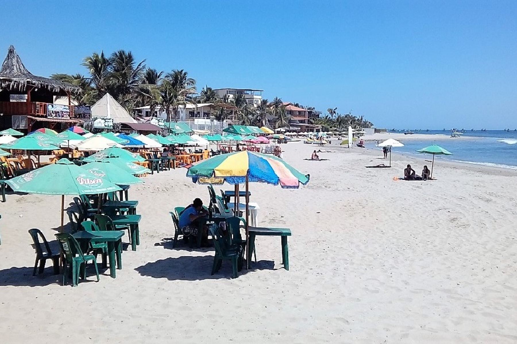 Las playas de Máncora, en Piura, abrirán toda la semana, pero con aforo reducido para evitar la propagación de la covid-19. ANDINA