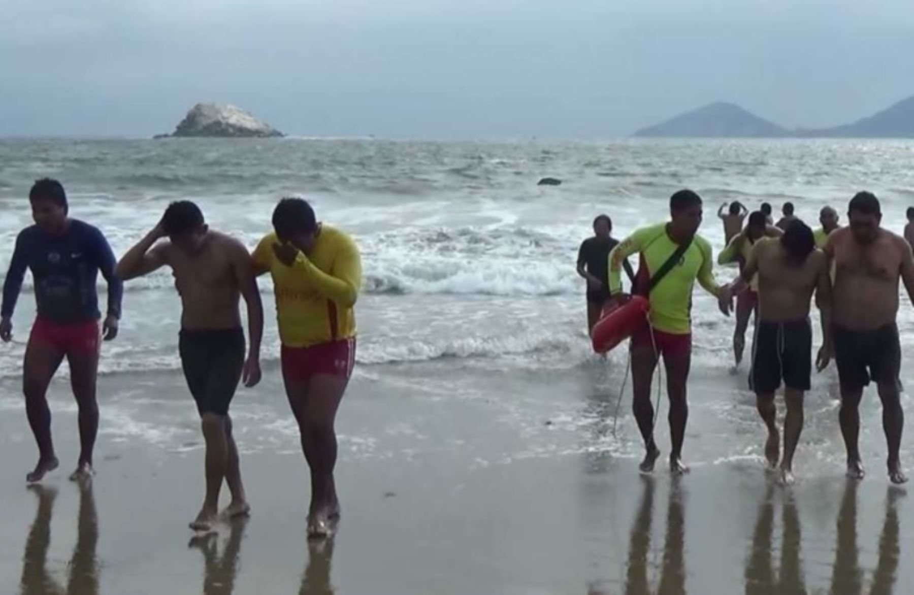 Dos jóvenes amigos fueron salvados de morir ahogados en la playa Campamento Atahualpa, ubicada en el distrito ancashino de Nuevo Chimbote, gracias a la oportuna intervención de efectivos de la Unidad de Salvataje de la Policía Nacional en Chimbote.