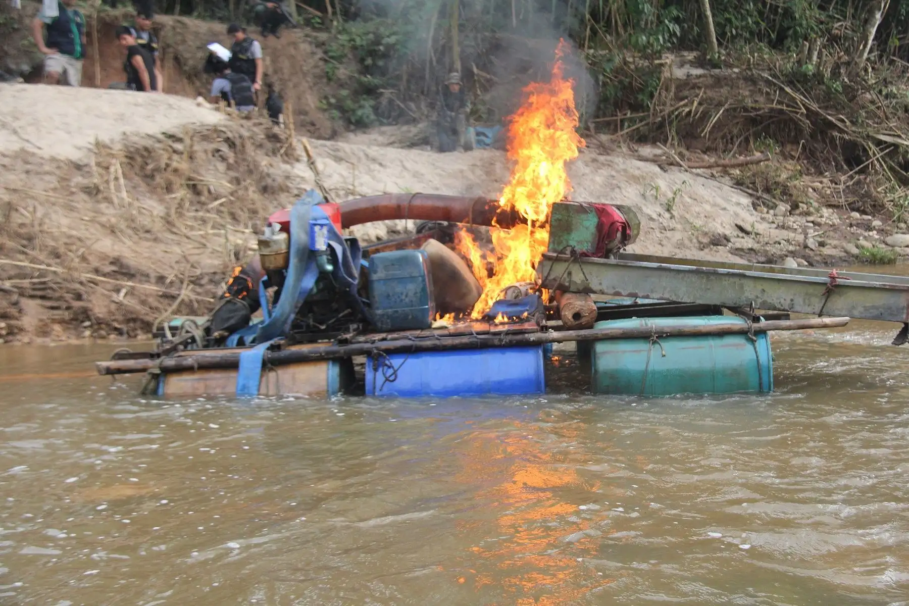 La Policía Nacional del Perú (PNP) realizó una operación de interdicción contra la minería ilegal en la región Madre de Dios. En dicha acción los agentes destruyeron e inutilizaron motores y accesorios por un valor aproximado de 30,000 soles. ANDINA/Difusión