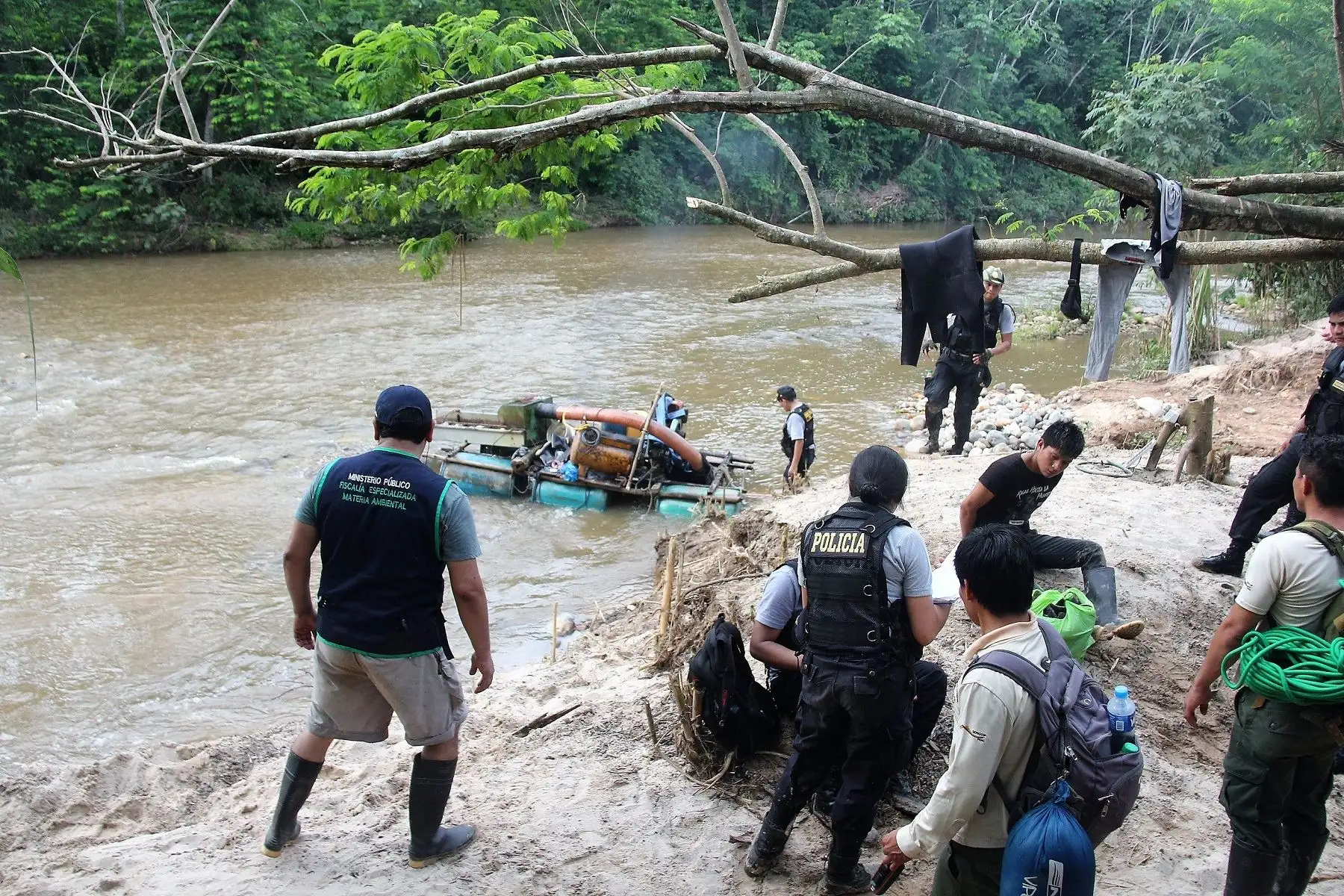Autoridades destruyen campamentos de minería ilegal cerca de Reserva Comunal El Sira, en Ucayali. ANDINA/Difusión