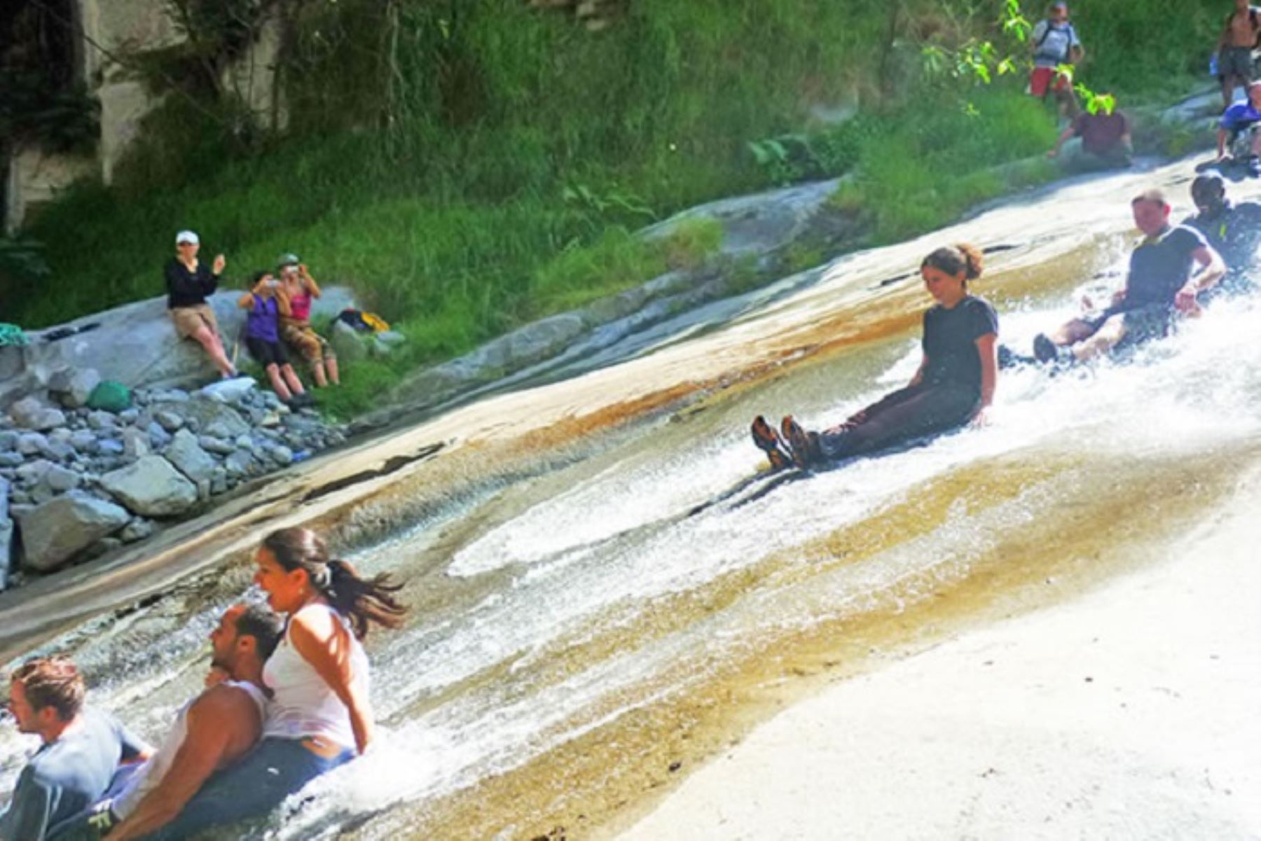 Toboganes de Songos, en la provincia limeña de Huarochirí, es uno de los destinos ideales para disfrutar en el próximo largo. ANDINA/Difusión
