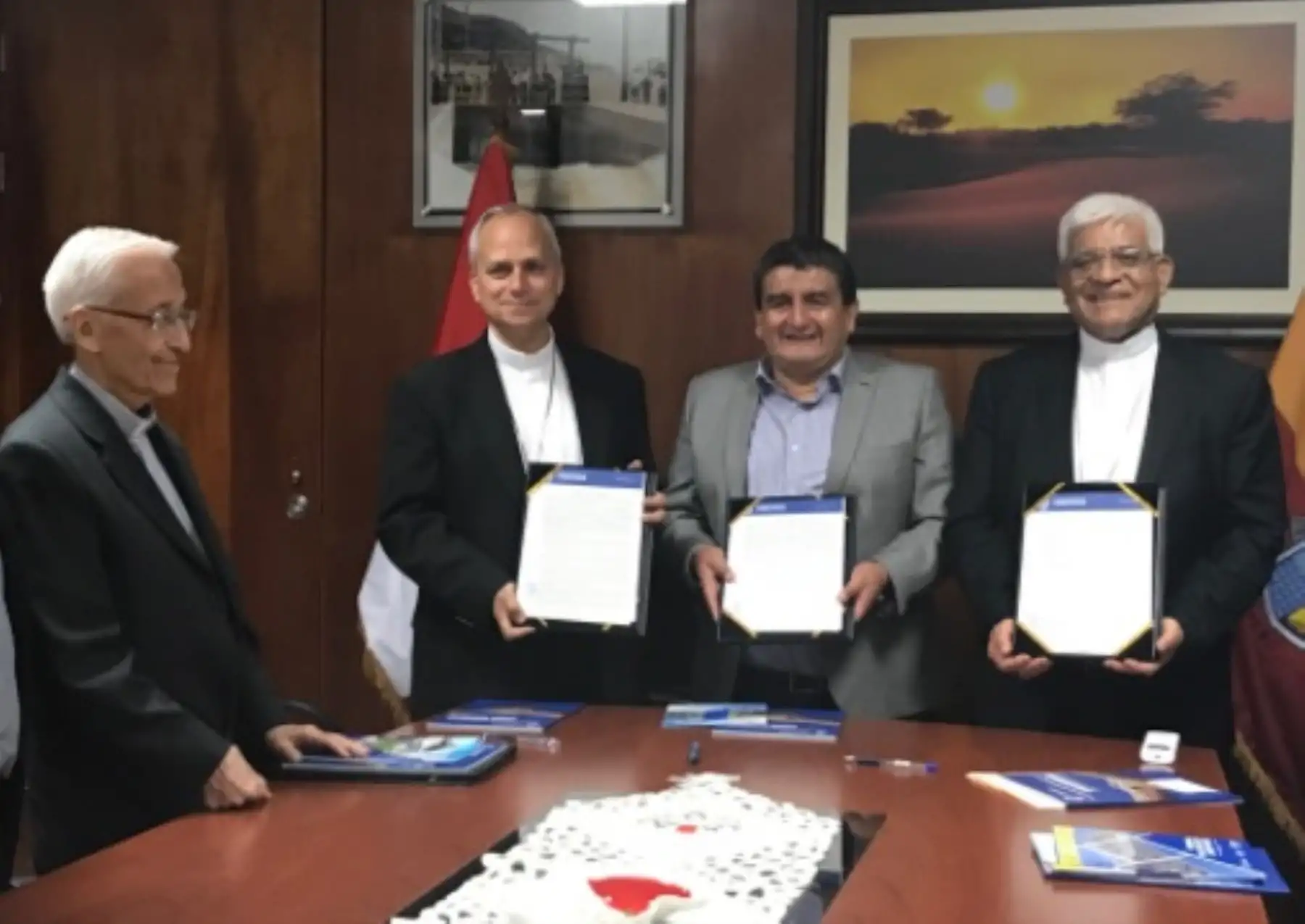 Con el propósito de garantizar la participación de los fieles lambayecanos en la visita del Papa Francisco a la ciudad de Trujillo el próximo 20 de enero, el gobierno regional de Lambayeque suscribió un convenio de cooperación interinstitucional con el Arzobispado de Trujillo y el Obispado de Chiclayo.