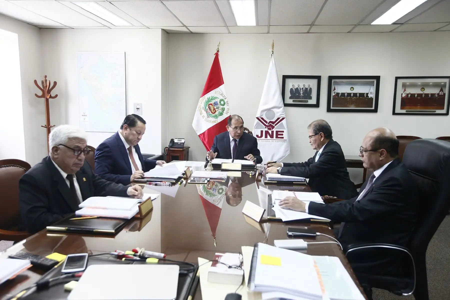 JNE solicita al Ejecutivo convocar a elecciones regionales y municipales.