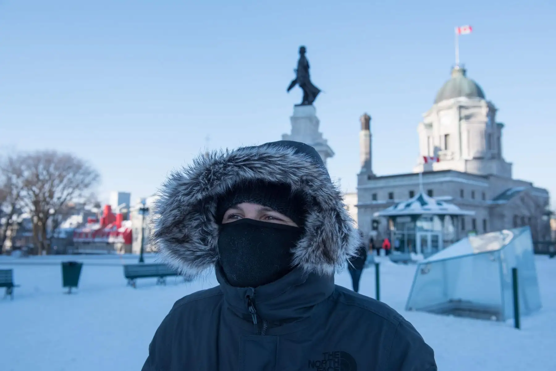 Personas caminan entre la nieve en Quebec, Canadá. Foto: AFP