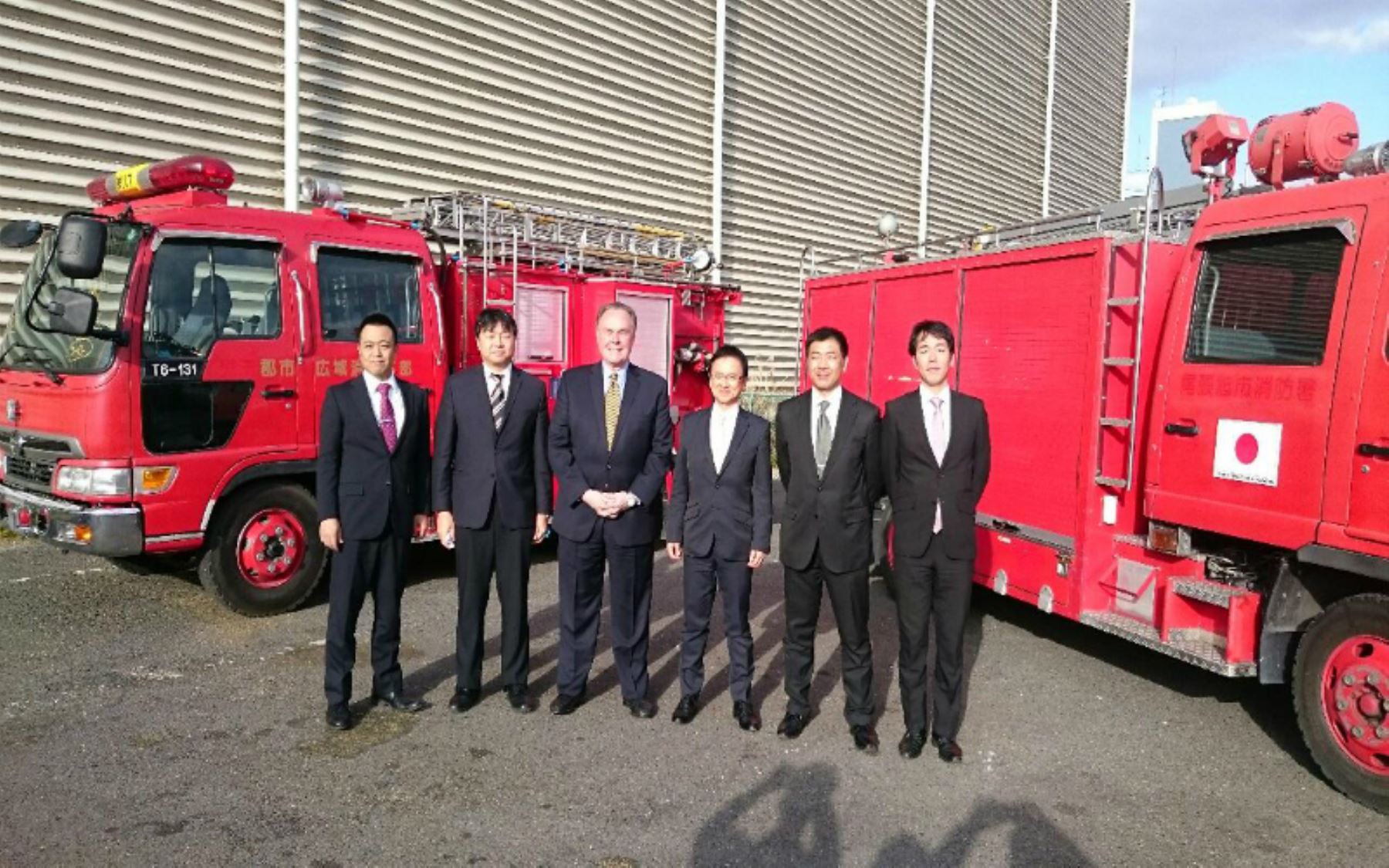 Japan donates mobile units to Peruvian firefighters