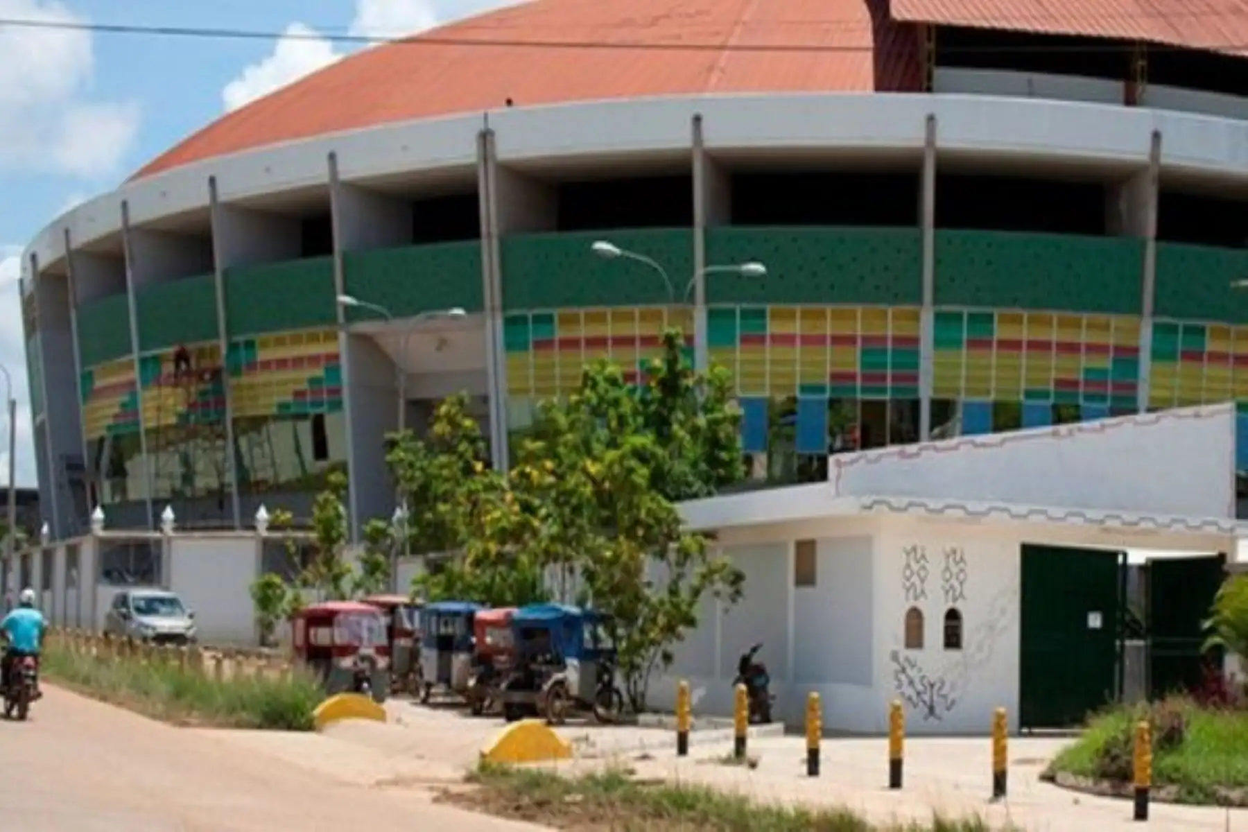 Coliseo cerrado de Madre de Dios, que cuenta con un aforo aproximado de 4,500 personas, donde el Papa Francisco se reunirá con los pueblos indígenas amazónicos.