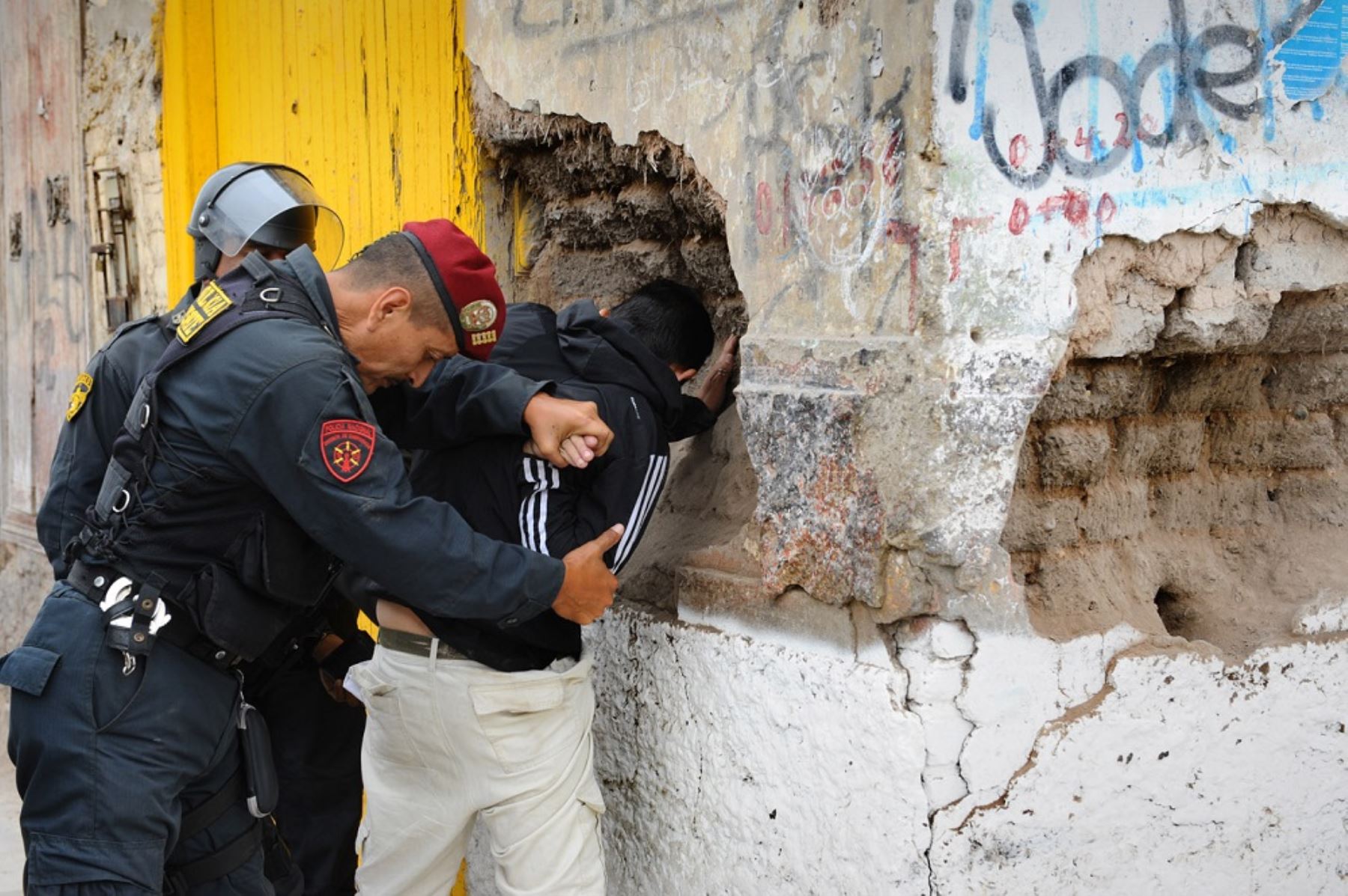 En las últimas 48 horas, la Policía Nacional del Perú (PNP) capturó a siete requisitoriados de la justicia por el delito de violación sexual y actos contra el pudor. Además, se detuvo a ocho sujetos denunciados por intento de feminicidio, tocamientos indebidos y ultraje sexual.