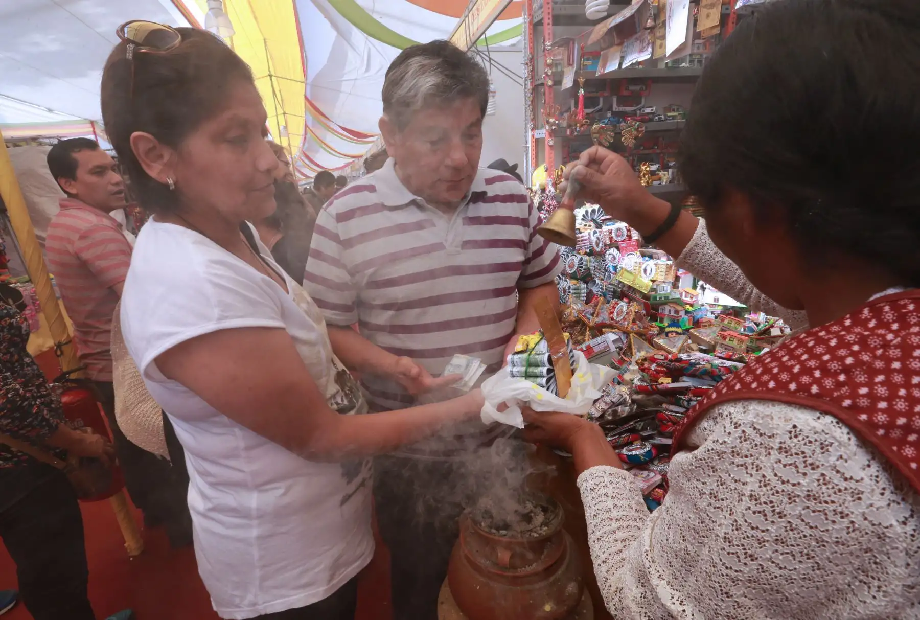 LIMA- PERÚ- 31 DICIEMBRE.  Venta de amuletos para Fin de Año .Foto: ANDINA/Norman Córdova
