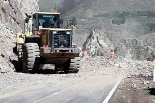 La caída de un huaico, como consecuencia de las intensas lluvias, mantiene el tránsito restringido en el tramo Chiple-Cutervo de la Red Vial Nacional PE3N, situado en el distrito de Santo Domingo de la Capilla, provincia de Cutervo, región Cajamarca. ANDINA/Difusión