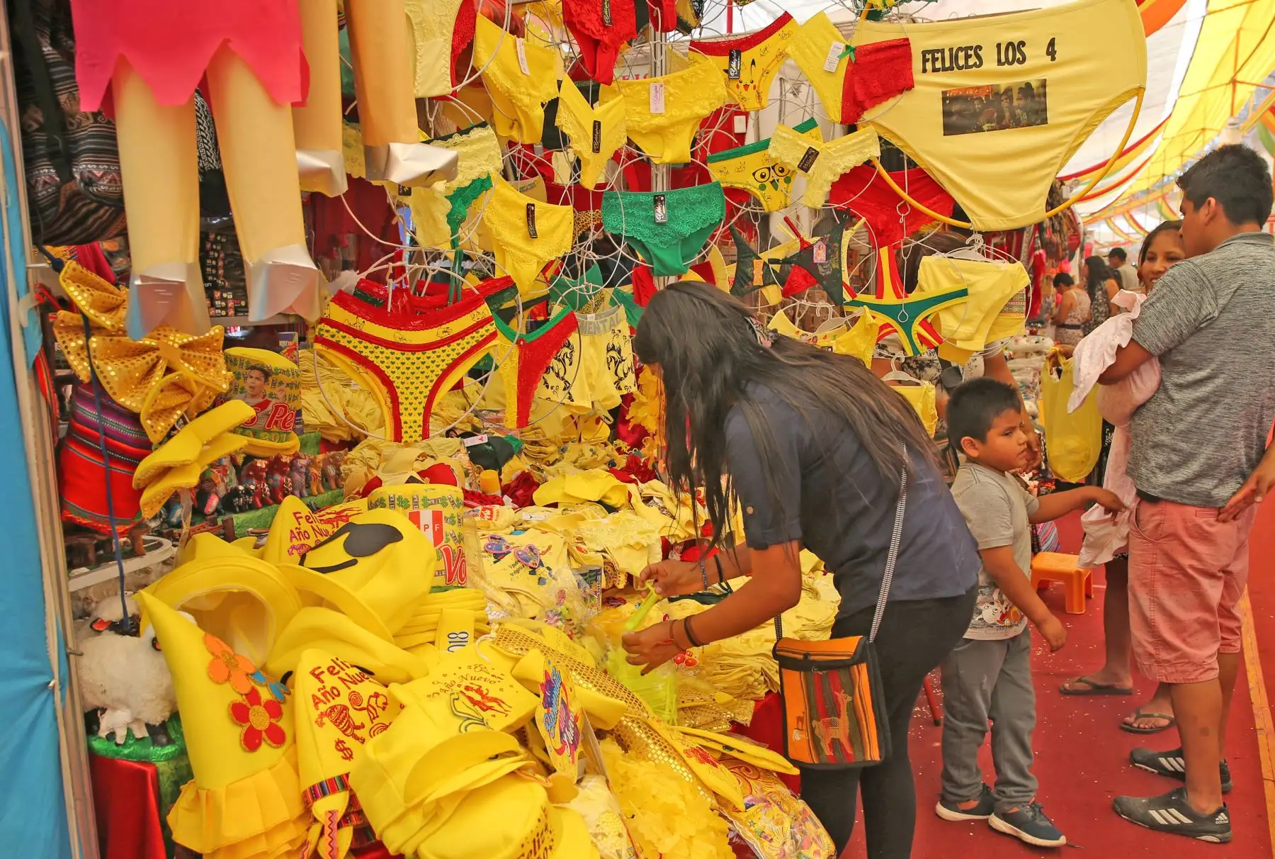 LIMA- PERÚ- 31 DICIEMBRE. Ciudadanos adquieren amuletos y diversos objetos para celebrar la llegada del 2018. Foto: ANDINA/Norman Córdova