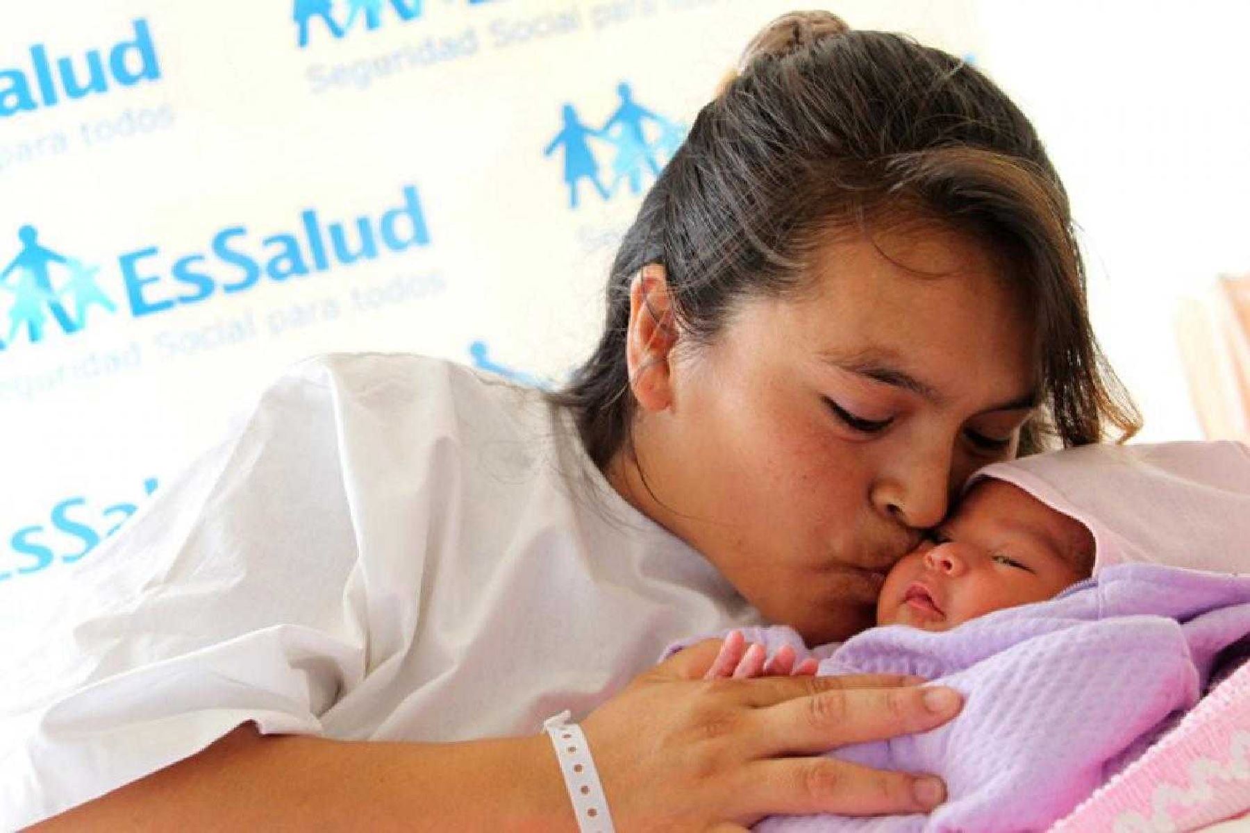 La bebé de apellidos Begazo Ramos nació a las 00:08 minutos del 2018 en el Hospital III Yanahuara de la Red Arequipa de EsSalud..