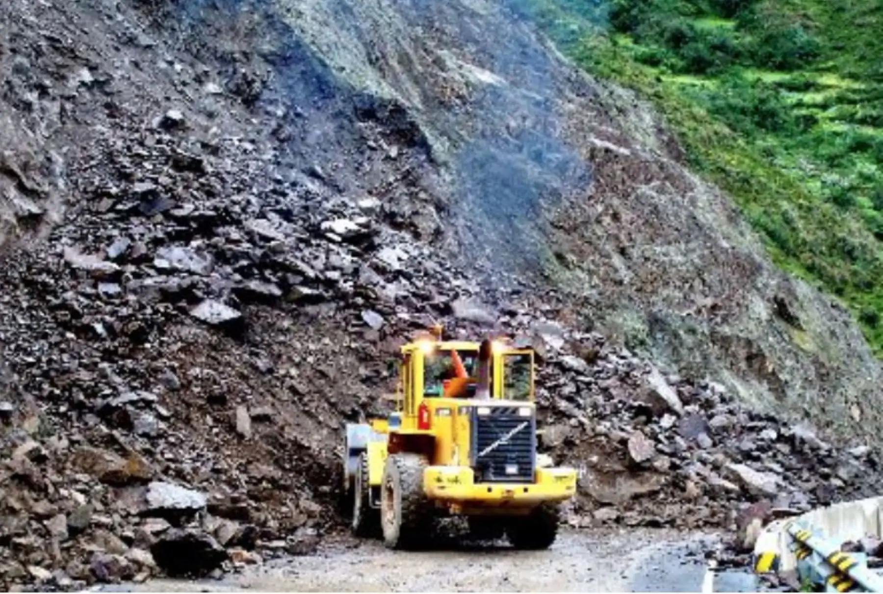 Personal del MTC monitorea las zonas aledañas al Cerro Puca Puca.ANDINA/Difusión.
