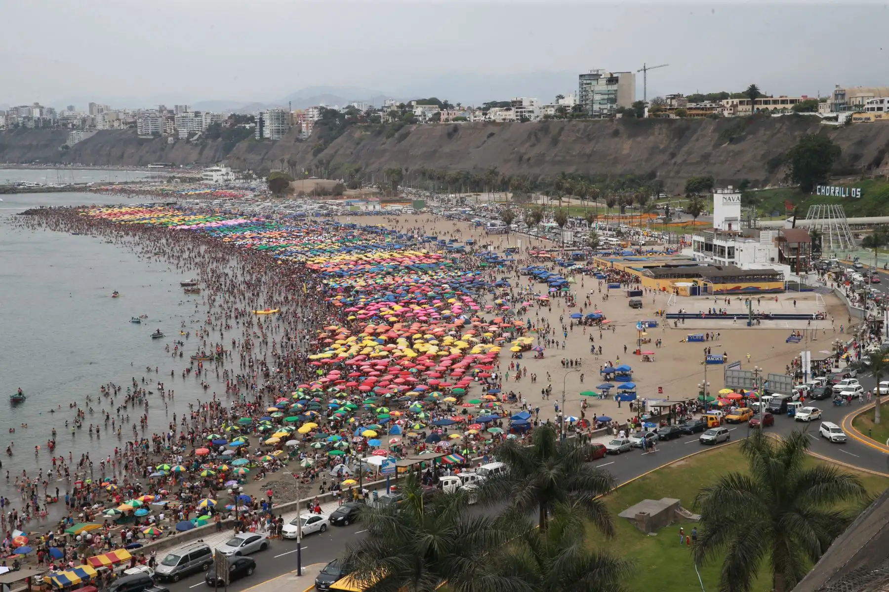 LIMA,PERÚ-ENERO 01.Bañistas en la playa Agua Dulce en el primer dia  del 2018 . Foto: ANDINA/Norman Córdova