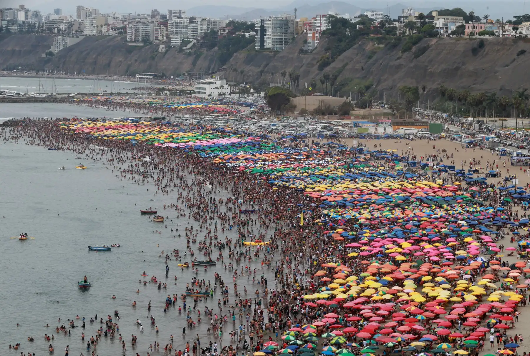 LIMA,PERÚ-ENERO 01.Bañistas en la playa Agua Dulce en el primer dia  del 2018 . Foto: ANDINA/Norman Córdova