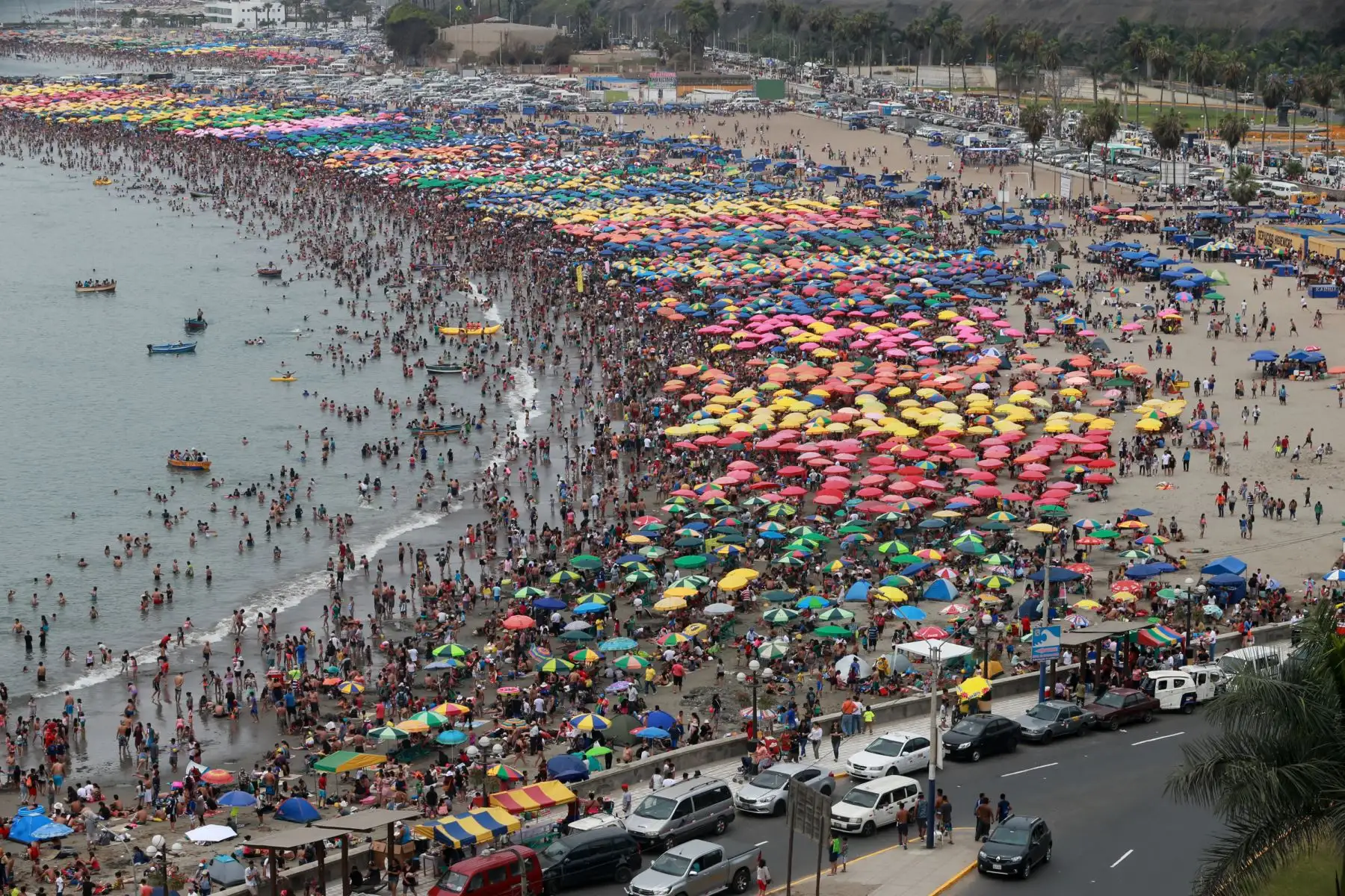 LIMA,PERÚ-ENERO 01.Bañistas en la playa Agua Dulce en el primer dia  del 2018 . Foto: ANDINA/Norman Córdova