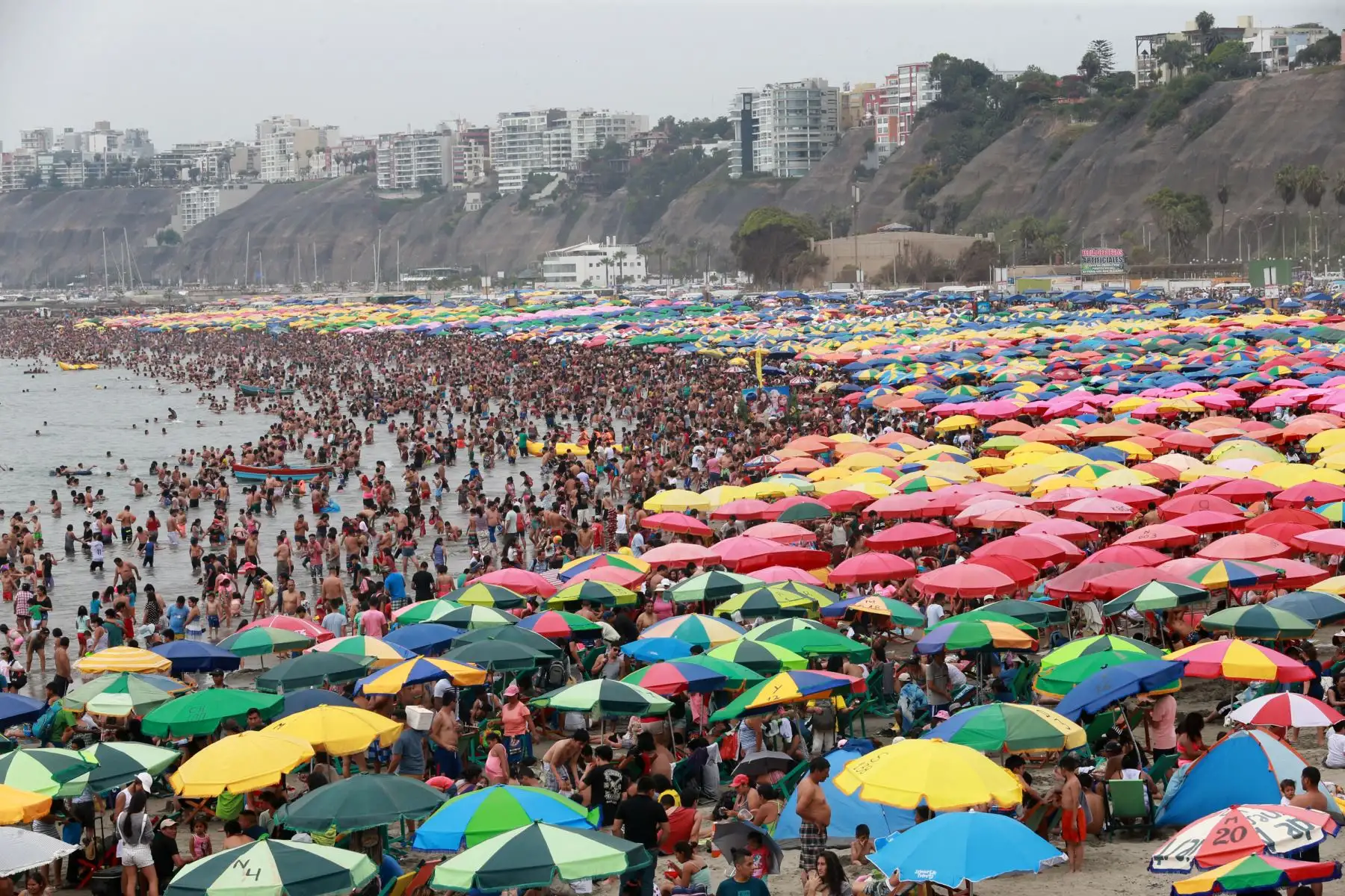 LIMA,PERÚ-ENERO 01.Bañistas en la playa Agua Dulce en el primer dia  del 2018 . Foto: ANDINA/Norman Córdova