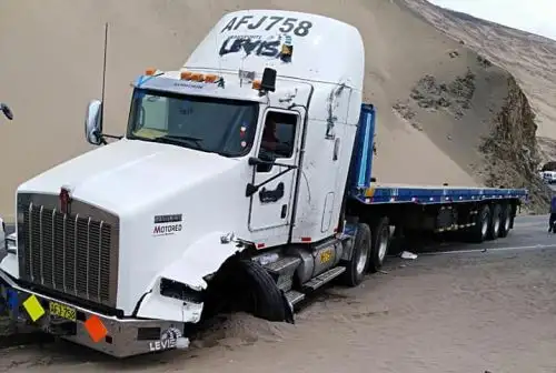 El camión remolcador que protagonizó en la víspera un choque con un bus de transporte interprovincial en Pasamayo tenía vencido el certificado de inspección técnica vehicular, reveló la Superintendencia de Transporte Terrestre de Personas, Carga y Mercancías (Sutran). Foto: Twitter.