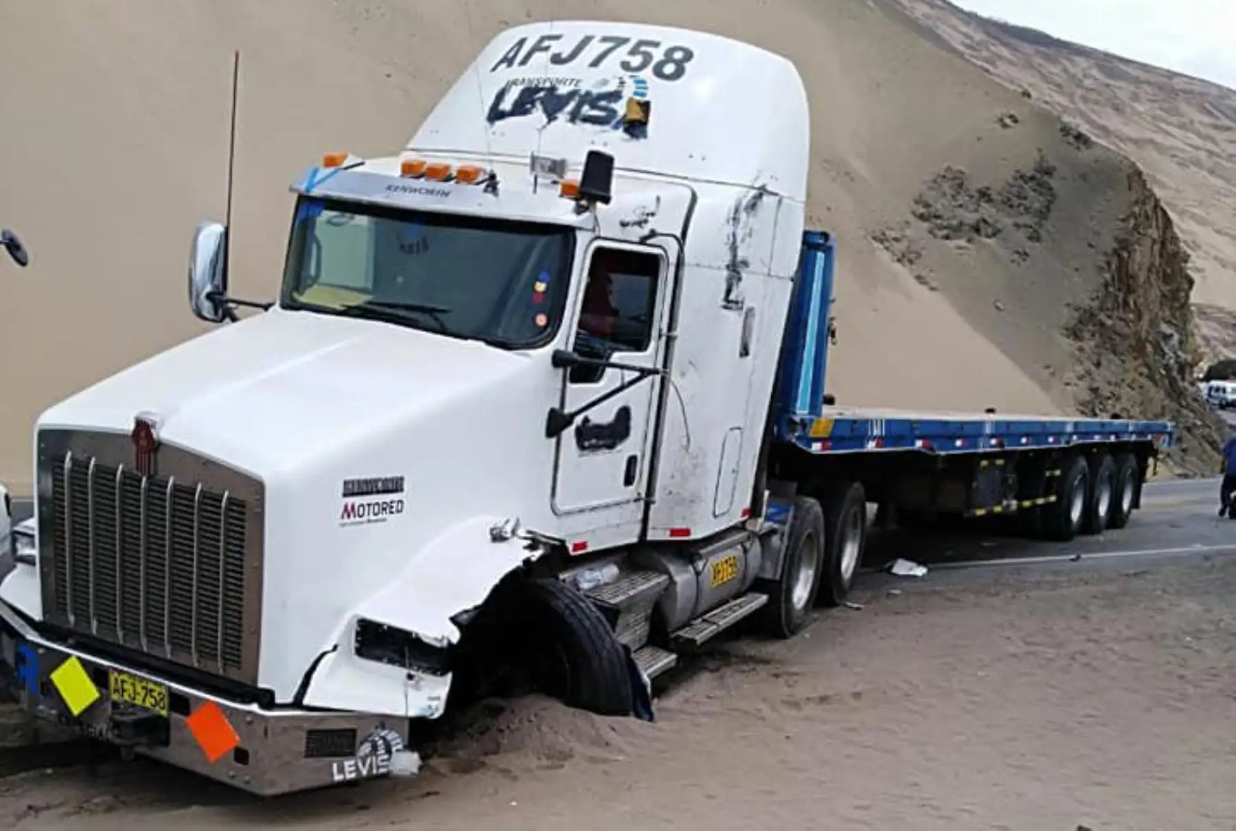 El camión remolcador que protagonizó en la víspera un choque con un bus de transporte interprovincial en Pasamayo tenía vencido el certificado de inspección técnica vehicular, reveló la Superintendencia de Transporte Terrestre de Personas, Carga y Mercancías (Sutran). Foto: Twitter.
