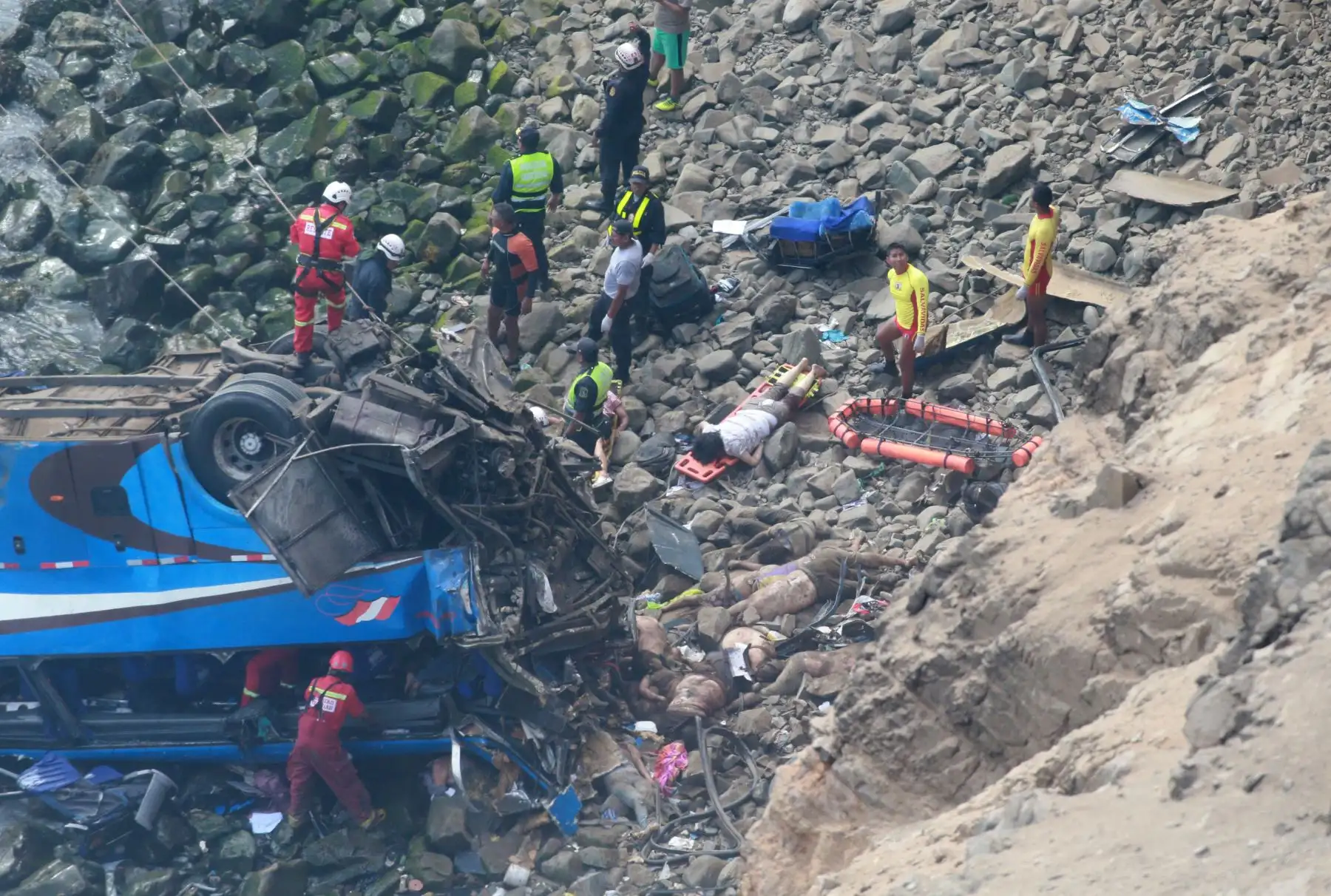LIMA,PERÚ-ENERO 02. Ómnibus cae a precipicio en Pasamayo y deja al menos 26 muertos. Foto: ANDINA/Vidal Tarqui