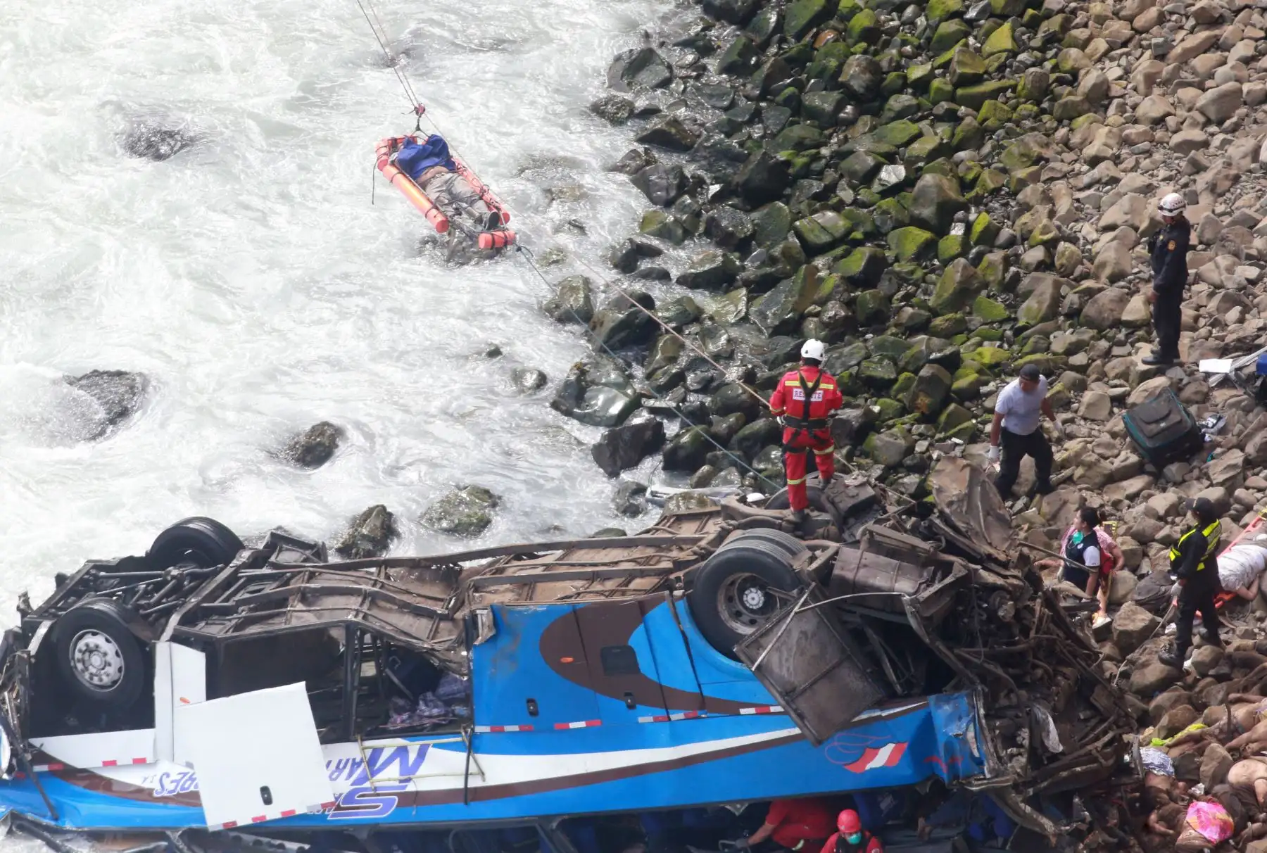 Se intensifican labores de recuperación de cadáveres en Serpentín de Pasamayo. ANDINA/Vidal Tarqui