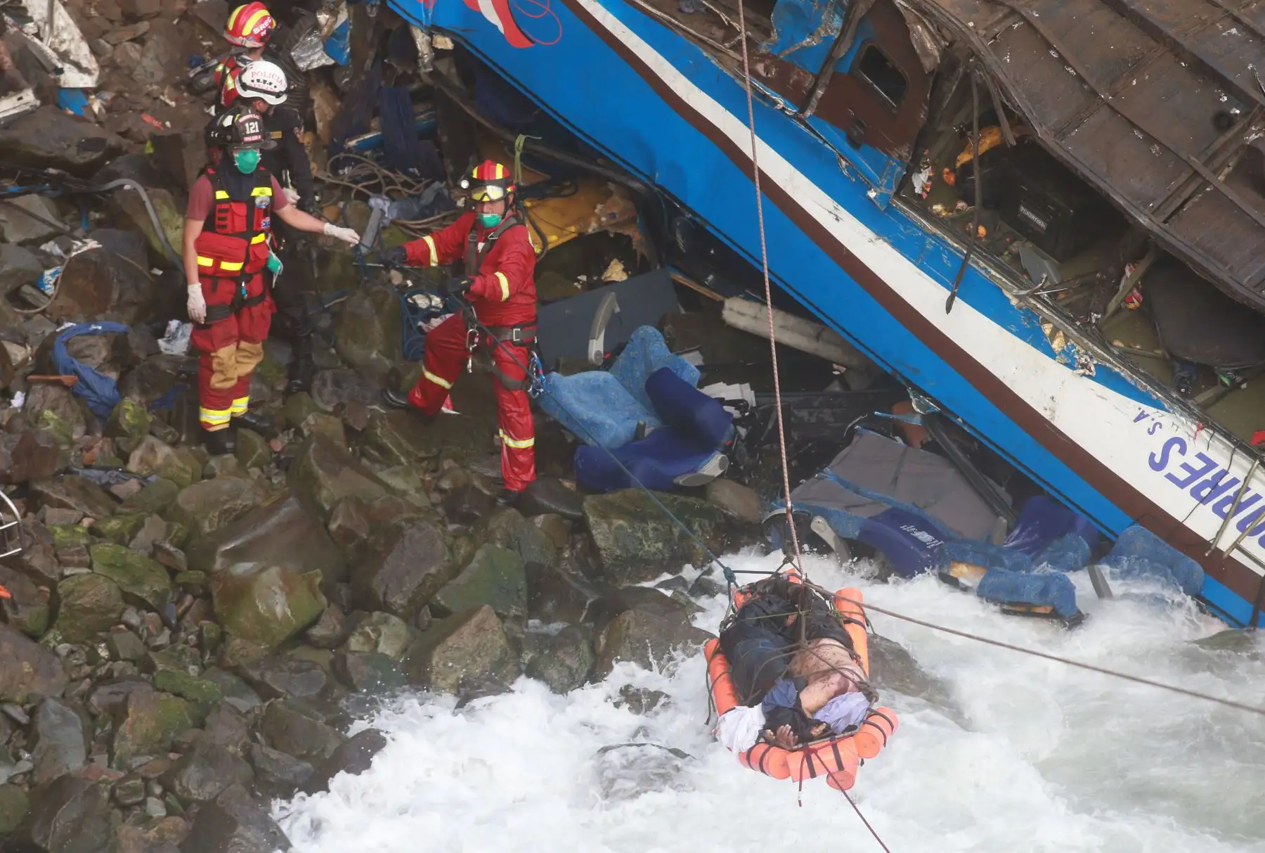 LIMA,PERÚ-ENERO 02. Continua el rescate de los cuerpos del omnibus caido en Pasamayo. Foto: ANDINA/Vidal Tarqui