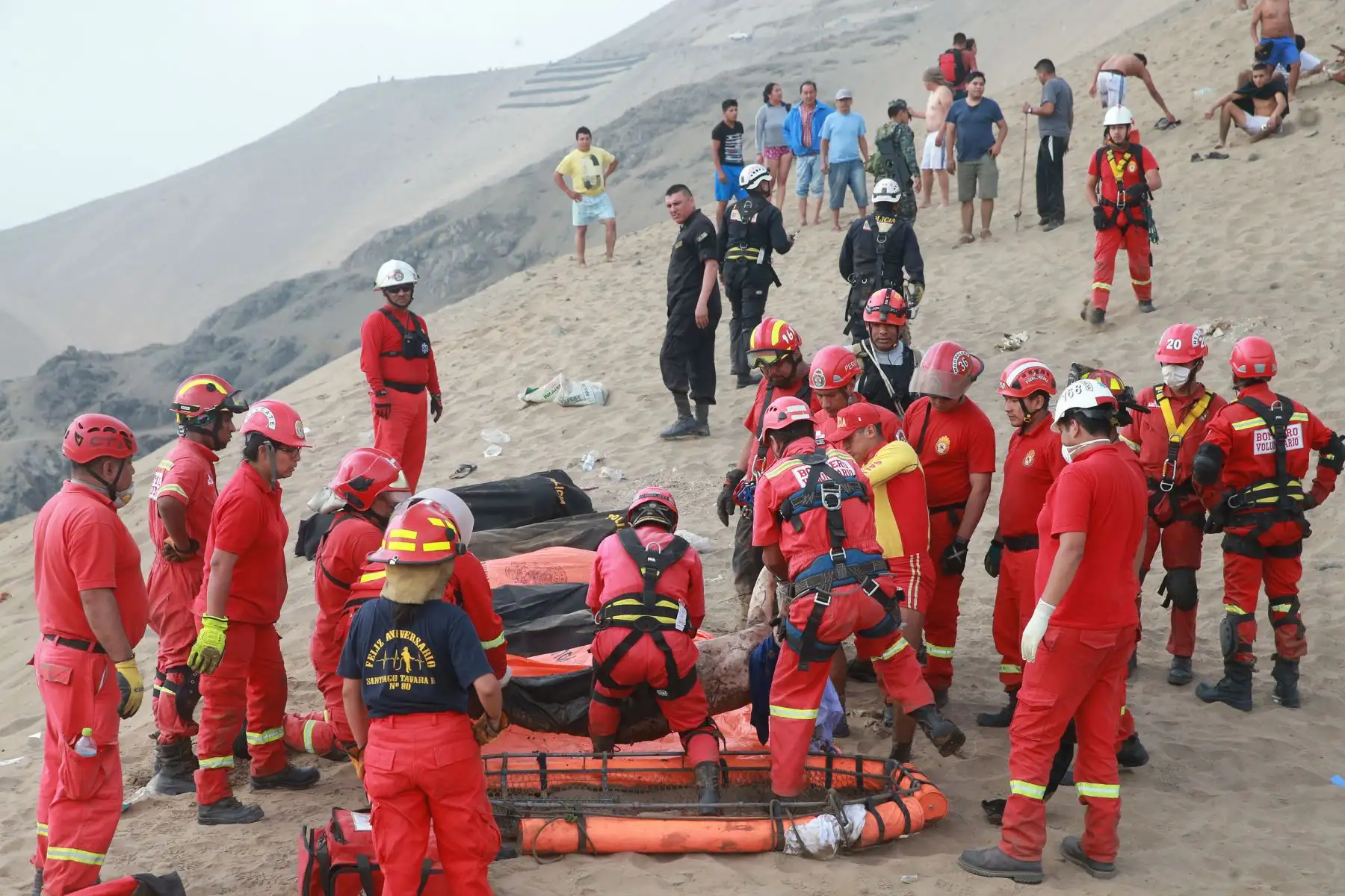 LIMA,PERÚ-ENERO 02. Continua el rescate de los cuerpos del omnibus caido en Pasamayo. Foto: ANDINA/Vidal Tarqui