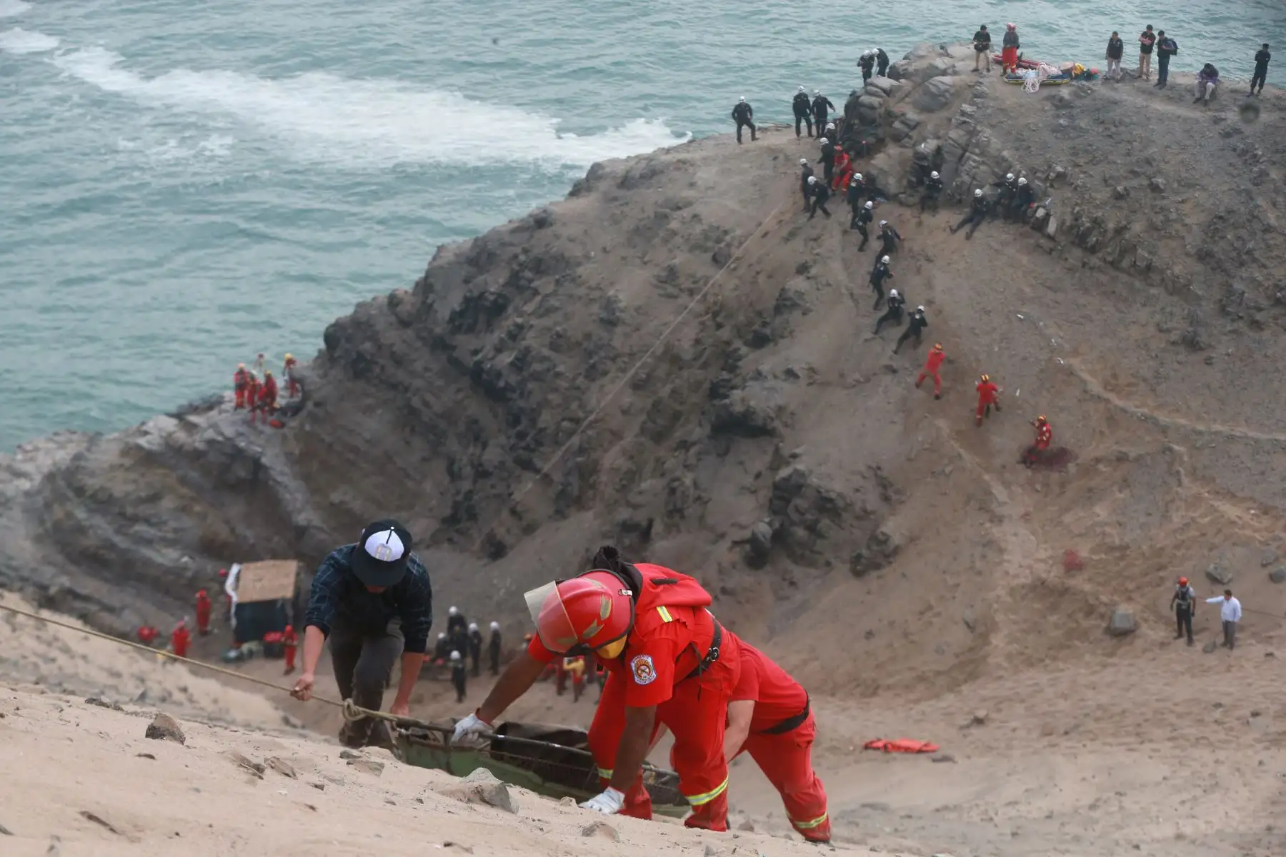 LIMA,PERÚ-ENERO 02. Continua el rescate de los cuerpos del omnibus caido en Pasamayo. Foto: ANDINA/Vidal Tarqui
