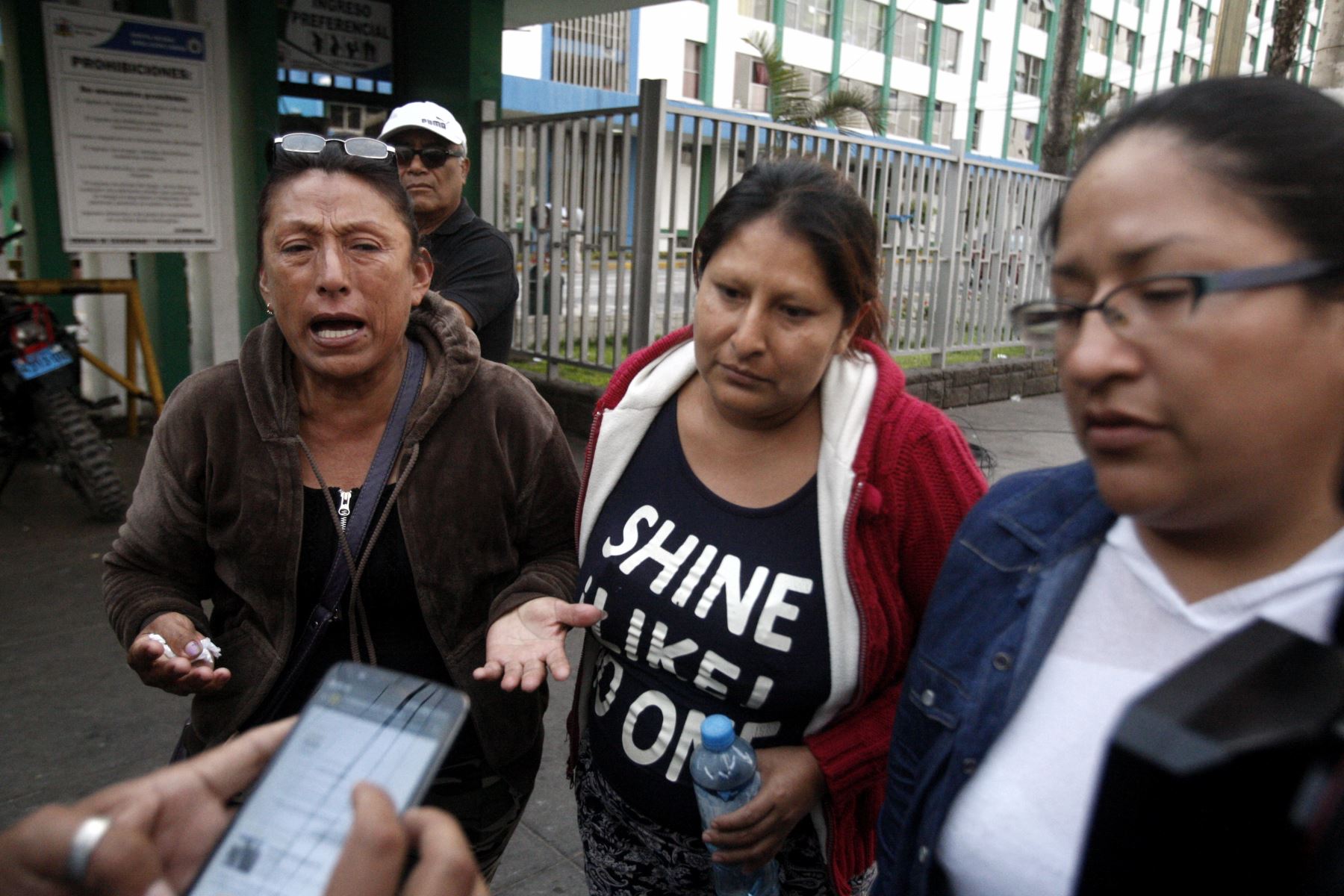 Familiares de víctimas visitan hospital Carrión para averiguar por situación de parientes. Foto: ANDINA/Eddy Ramos