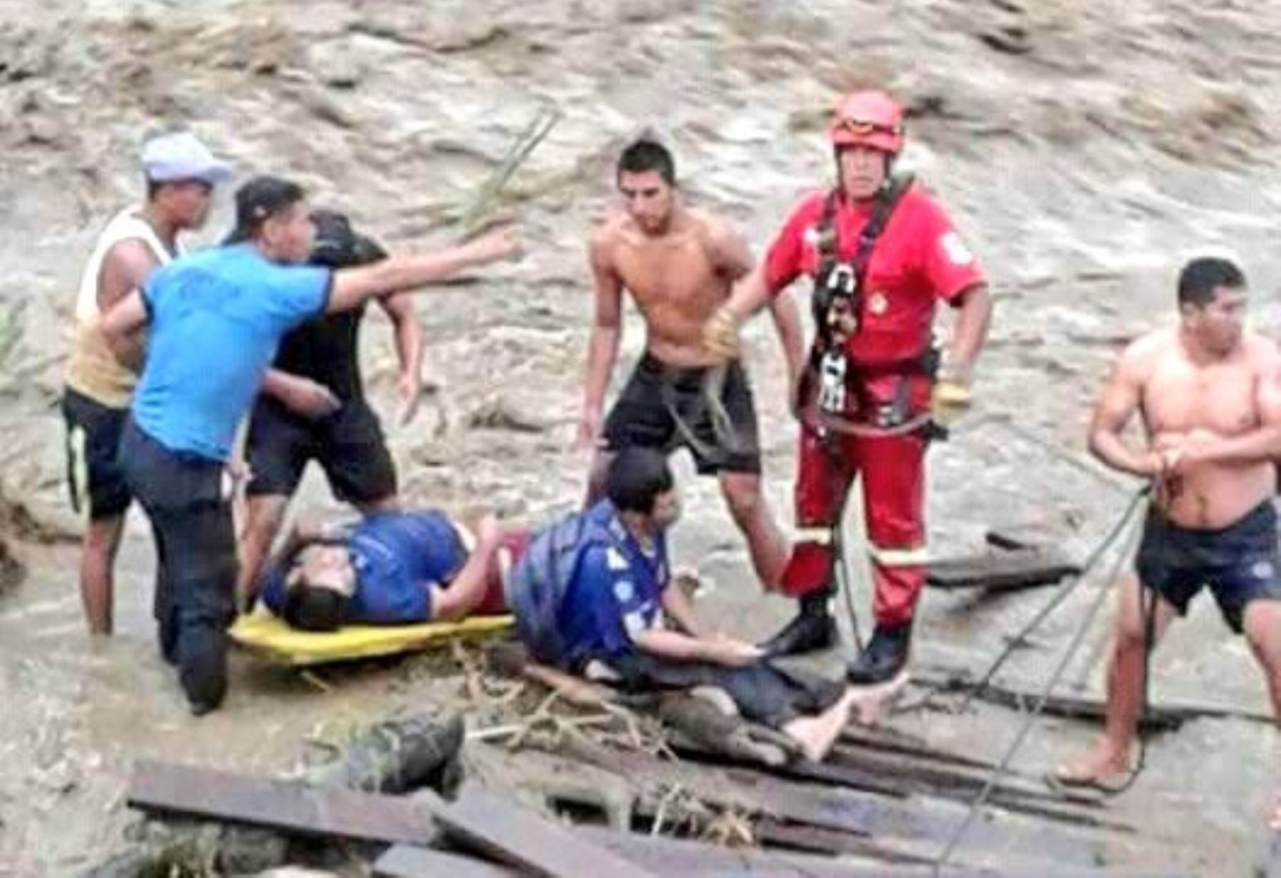 Caída de puente dejó 16 desaparecidos en el Vraem.