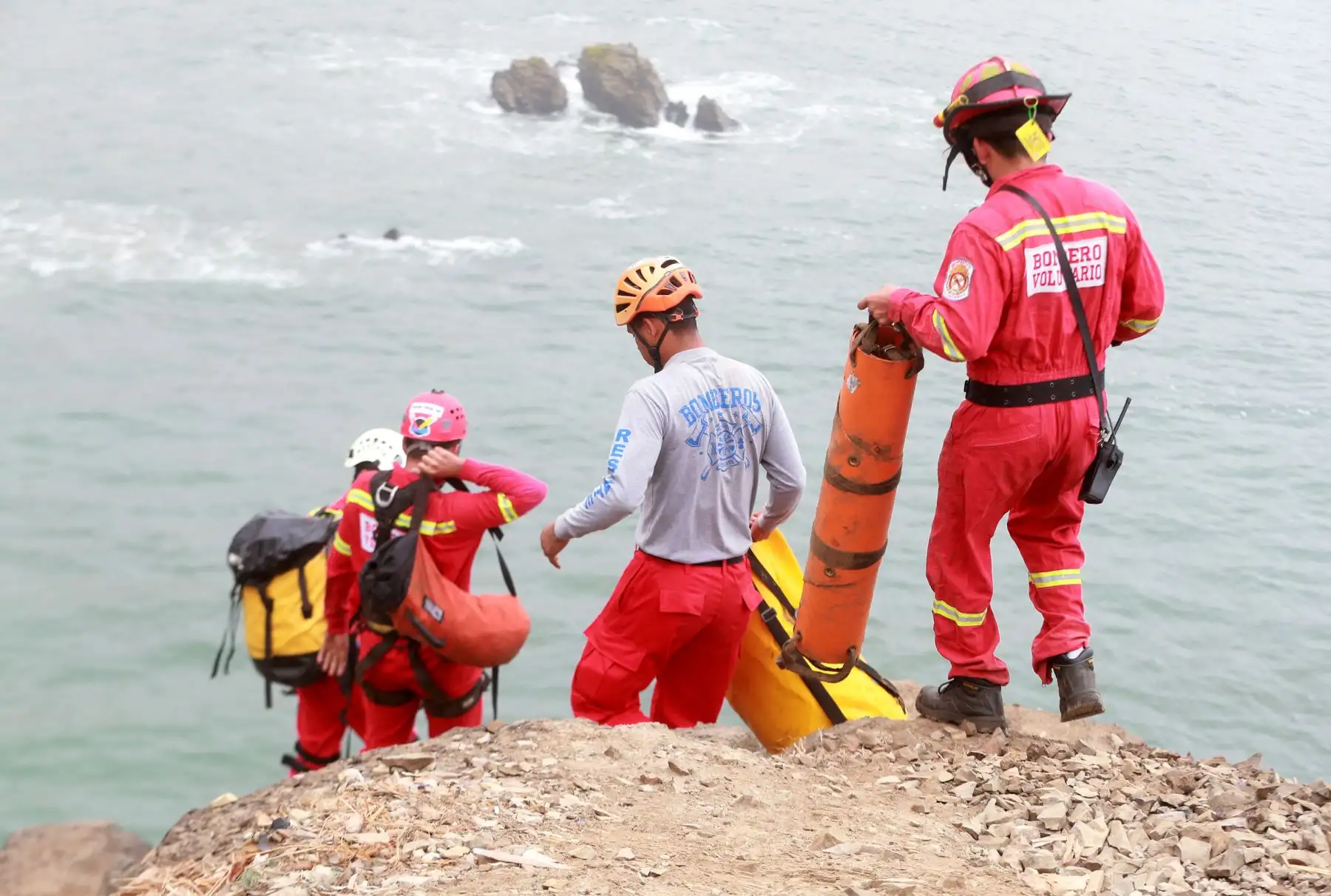LIMA,PERÚ-ENERO 03. Continua el rescate de los cuerpos, del omnibus caído en Serpentin de Pasamayo. Foto: ANDINA/Vidal Tarqui