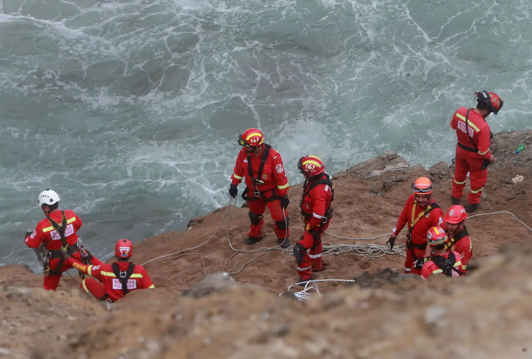 LIMA,PERÚ-ENERO 03. Continua el rescate de los cuerpos, del omnibus caído en Serpentin de Pasamayo. Foto: ANDINA/Vidal Tarqui