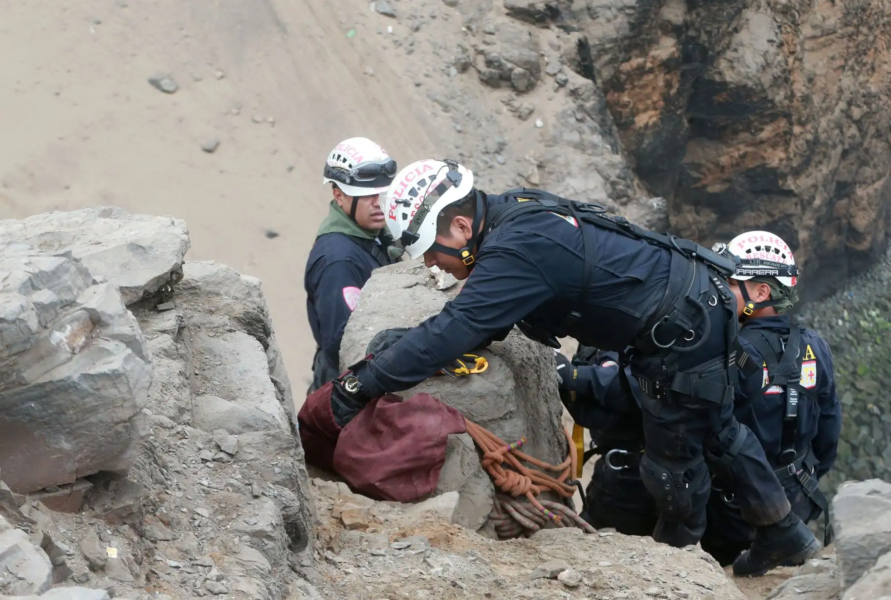 LIMA,PERÚ-ENERO 03. Continua el rescate de los cuerpos, del omnibus caído en Serpentin de Pasamayo. Foto: ANDINA/Vidal Tarqui