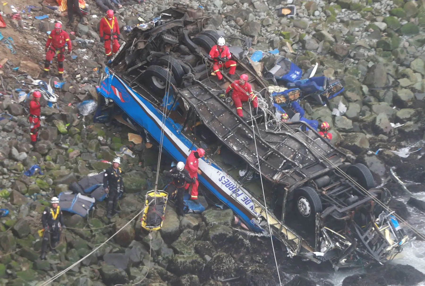 LIMA,PERÚ-ENERO 03. Continua el rescate de los cuerpos, del omnibus caído en Serpentin de Pasamayo. Foto: ANDINA/Vidal Tarqui