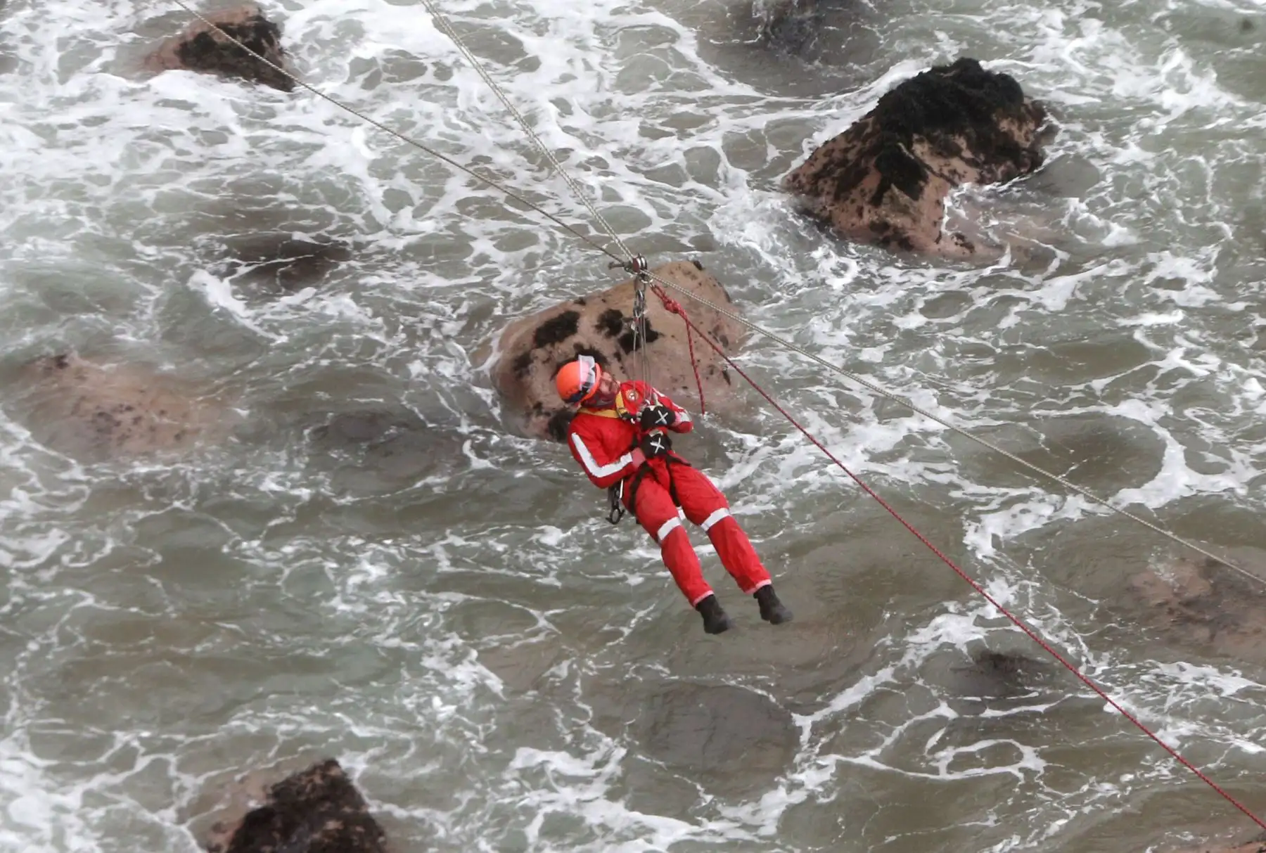 LIMA,PERÚ-ENERO 03. Continua el rescate de los cuerpos, del omnibus caído en Serpentin de Pasamayo. Foto: ANDINA/Vidal Tarqui