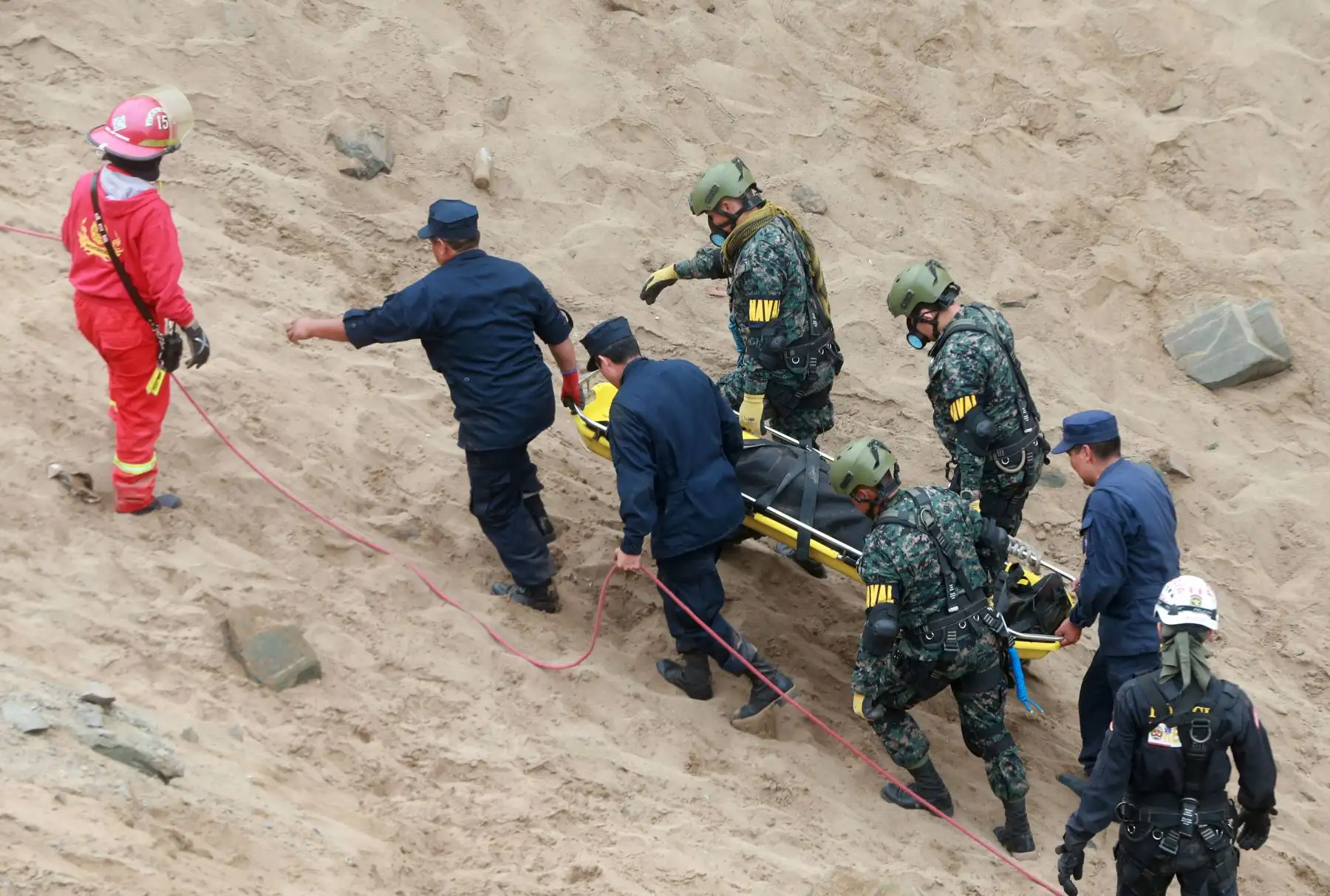 LIMA,PERÚ-ENERO 03. Continua el rescate de los cuerpos, del omnibus caído en Serpentin de Pasamayo. Foto: ANDINA/Vidal Tarqui