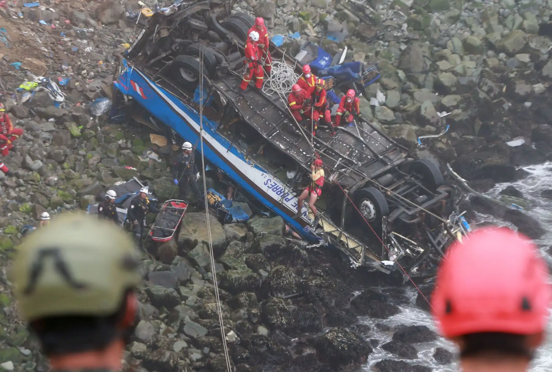 LIMA,PERÚ-ENERO 03. Continua el rescate de los cuerpos, del omnibus caído en Serpentin de Pasamayo. Foto: ANDINA/Vidal Tarqui