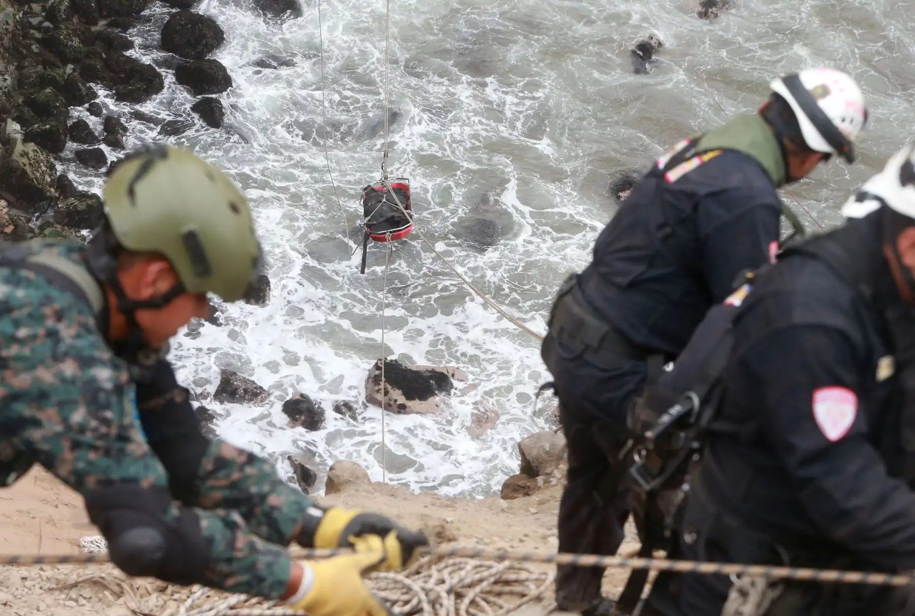 LIMA,PERÚ-ENERO 03. Continúa el rescate de los cuerpos del ómnibus caído en Serpentín de Pasamayo. Foto: ANDINA/Vidal Tarqui