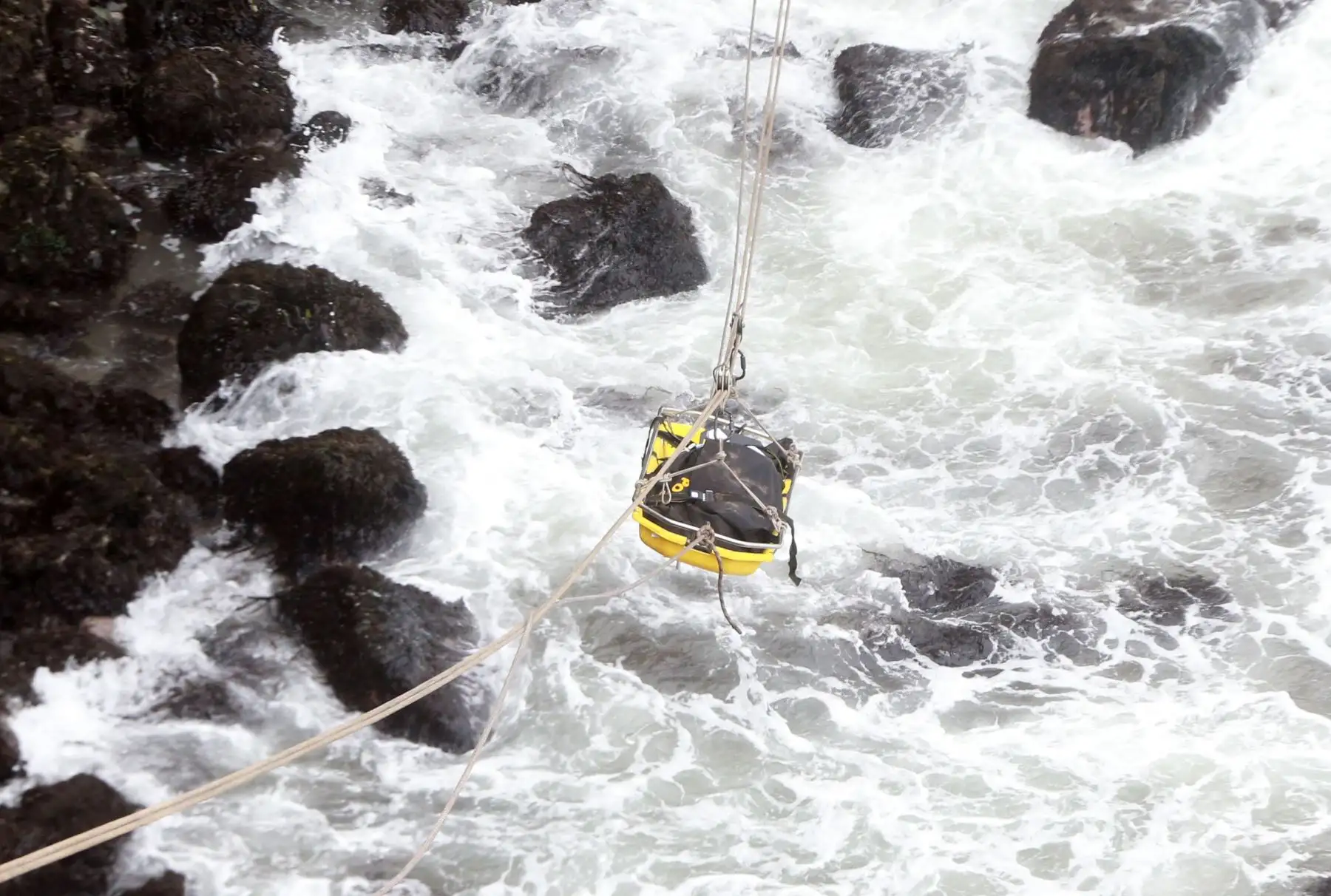 LIMA,PERÚ-ENERO 03. Continua el rescate de los cuerpos, del omnibus caído en Serpentin de Pasamayo. Foto: ANDINA/Vidal Tarqui