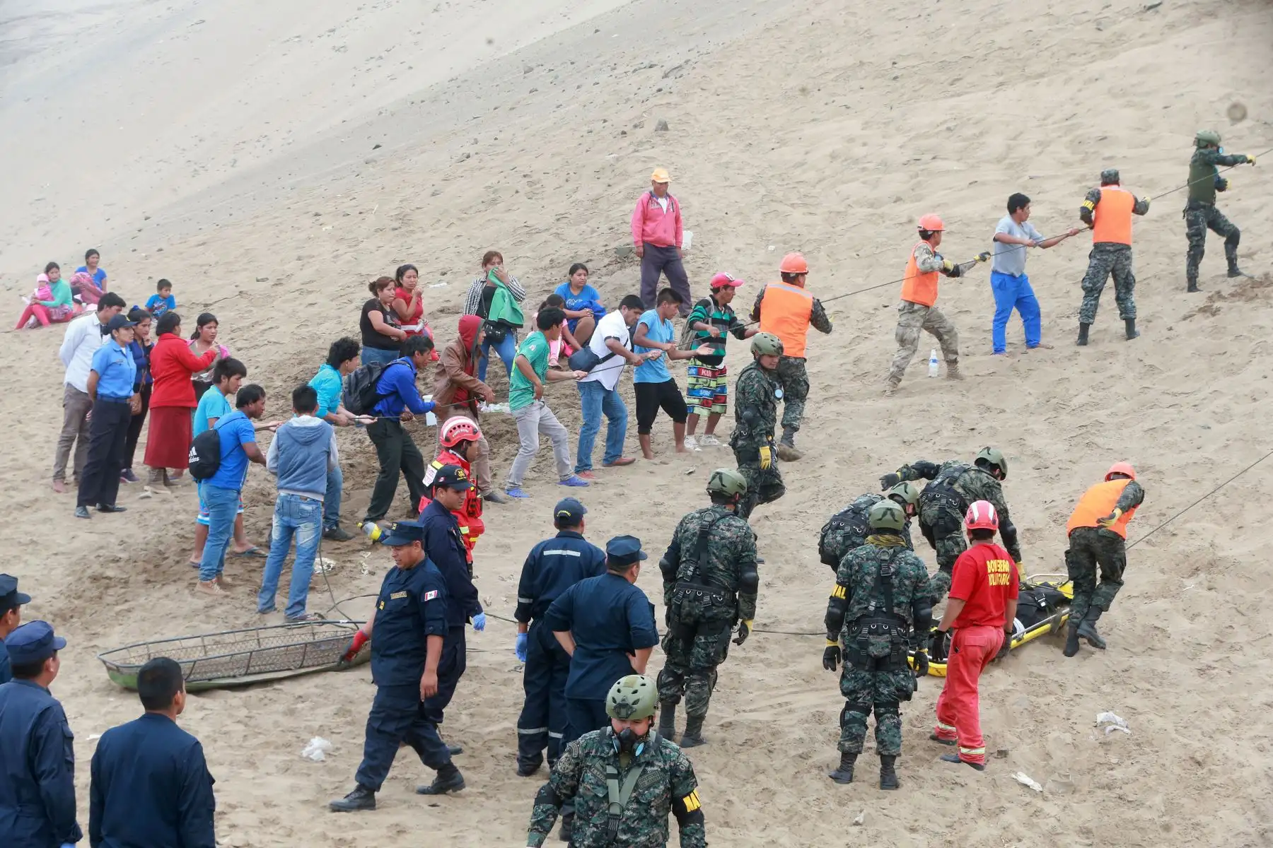 LIMA,PERÚ-ENERO 03. Continua el rescate de los cuerpos, del omnibus caído en Serpentin de Pasamayo. Foto: ANDINA/Vidal Tarqui